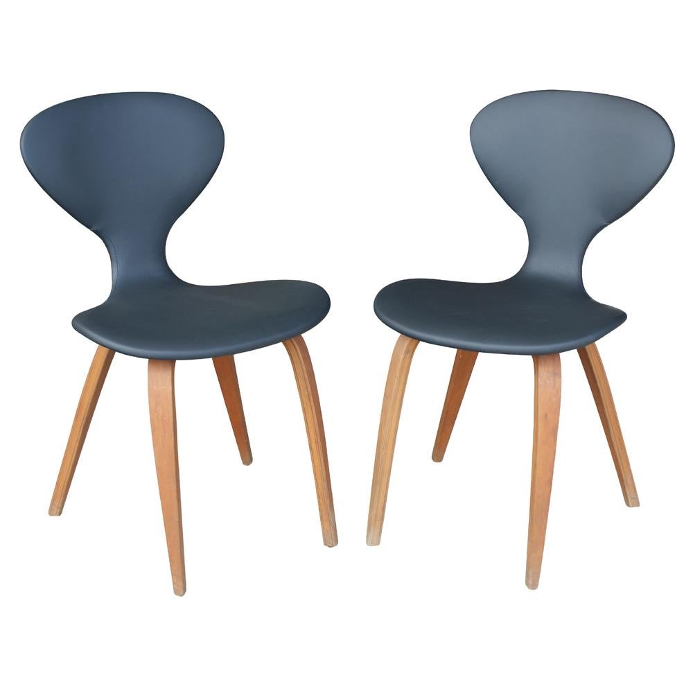 Pareja de sillas vintage Norman Cherner Plycraft de madera y cuero mediados del siglo XX en venta