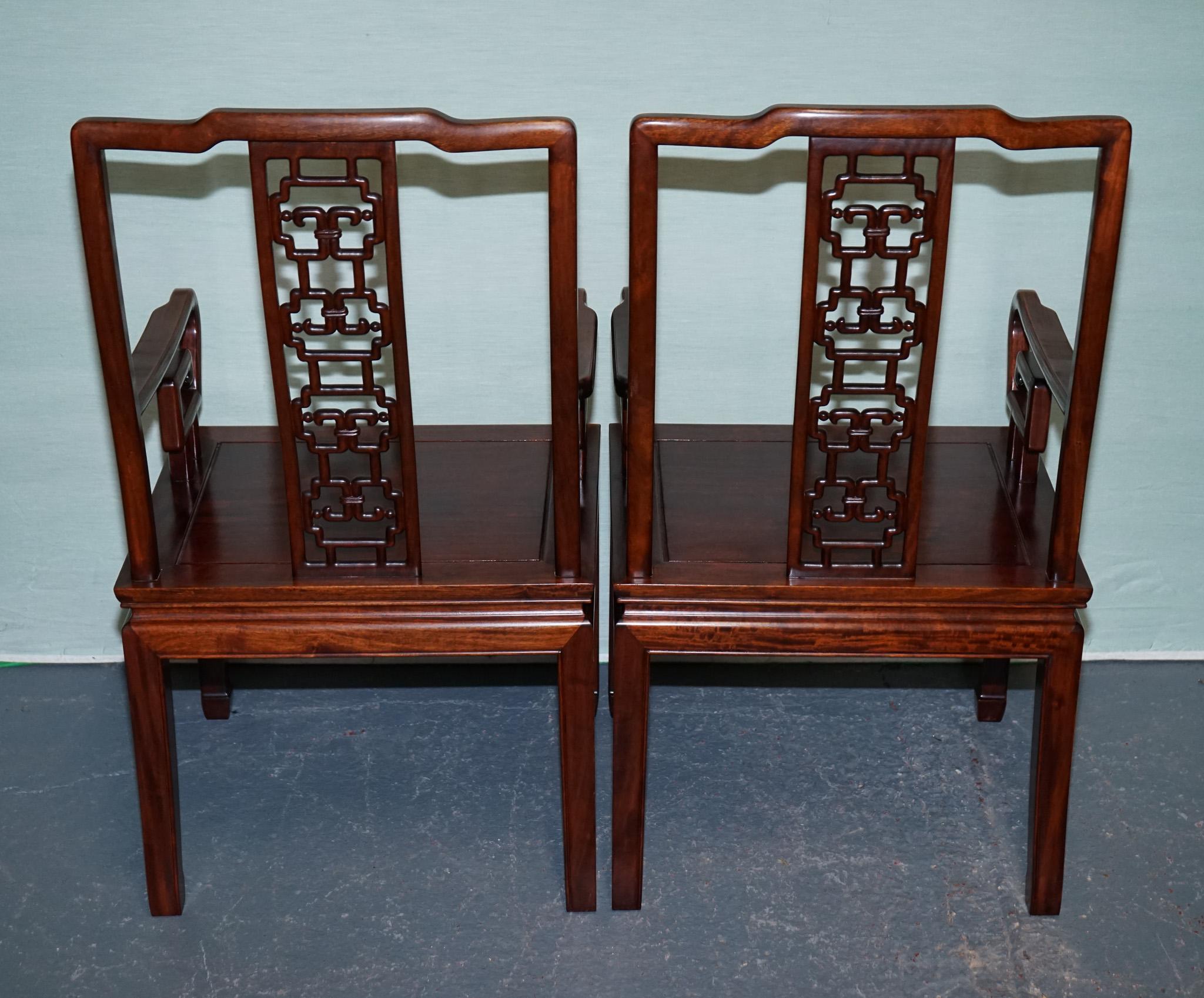 PAR DE SILLONES ORIENTALES CHINOS DE MADERA DURA CON CUSHONES en venta 9