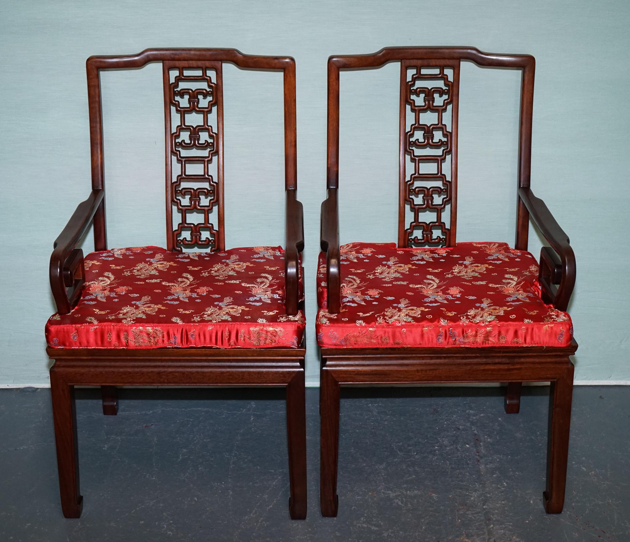 
Antigüedades de Londres

 

Un llamativo par de sillones chinos antiguos de madera noble tallada, que muestran una artesanía excepcional y un diseño oriental clásico. Las sillas presentan respaldos calados bellamente tallados con intrincados