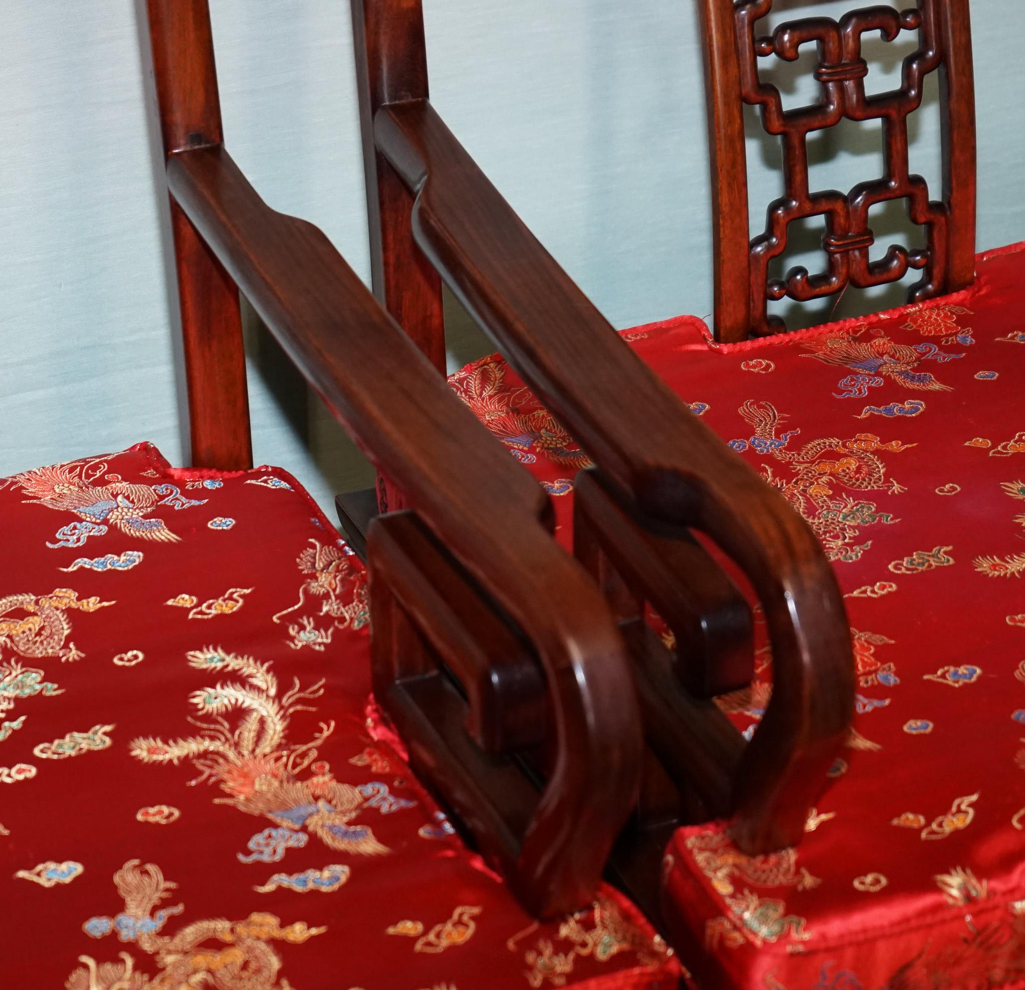PAR DE SILLONES ORIENTALES CHINOS DE MADERA DURA CON CUSHONES Hecho a mano en venta