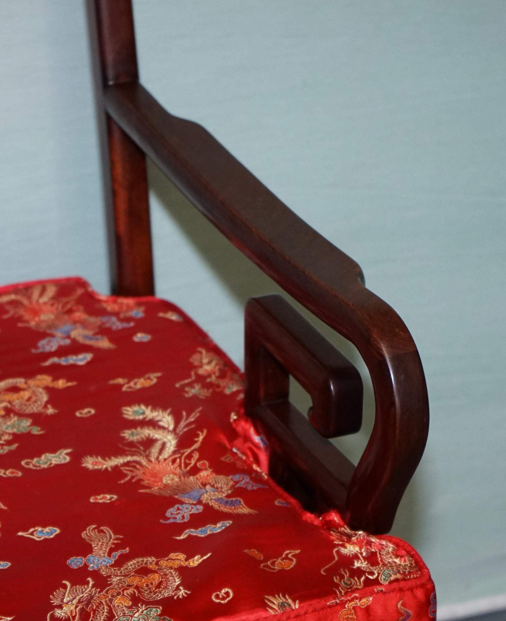 PAR DE SILLONES ORIENTALES CHINOS DE MADERA DURA CON CUSHONES en Bueno estado para la venta en Pulborough, GB