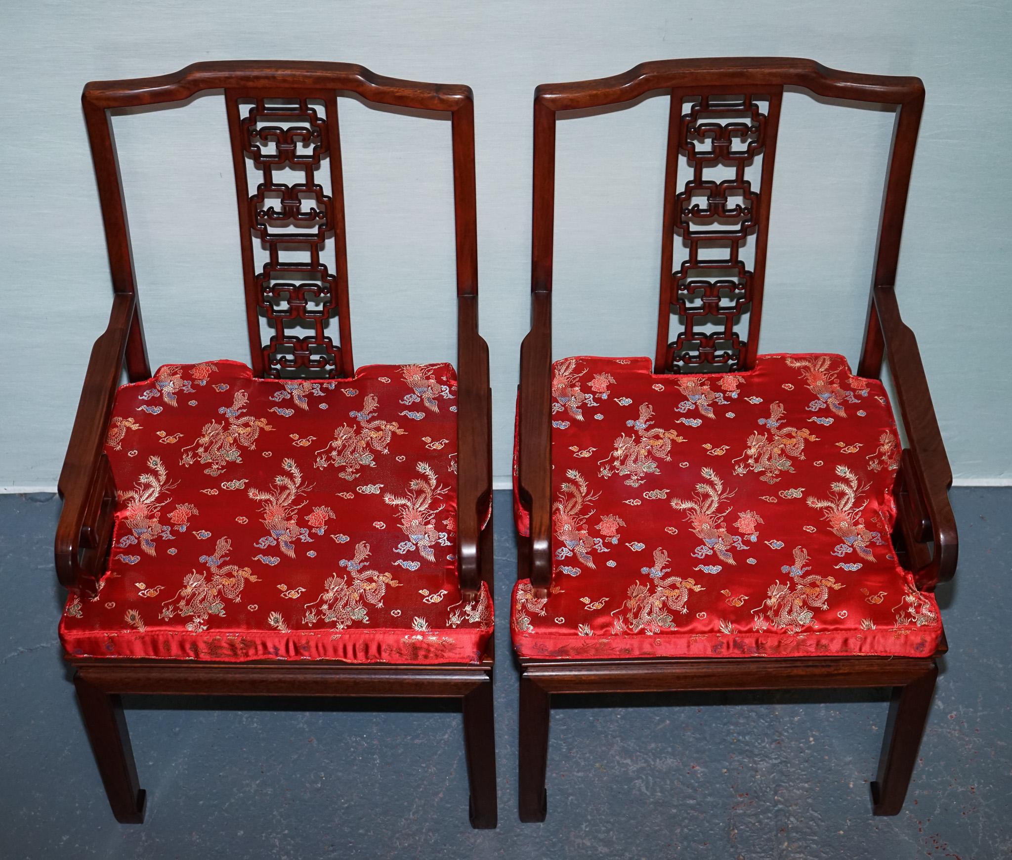 PAR DE SILLONES ORIENTALES CHINOS DE MADERA DURA CON CUSHONES en venta 1