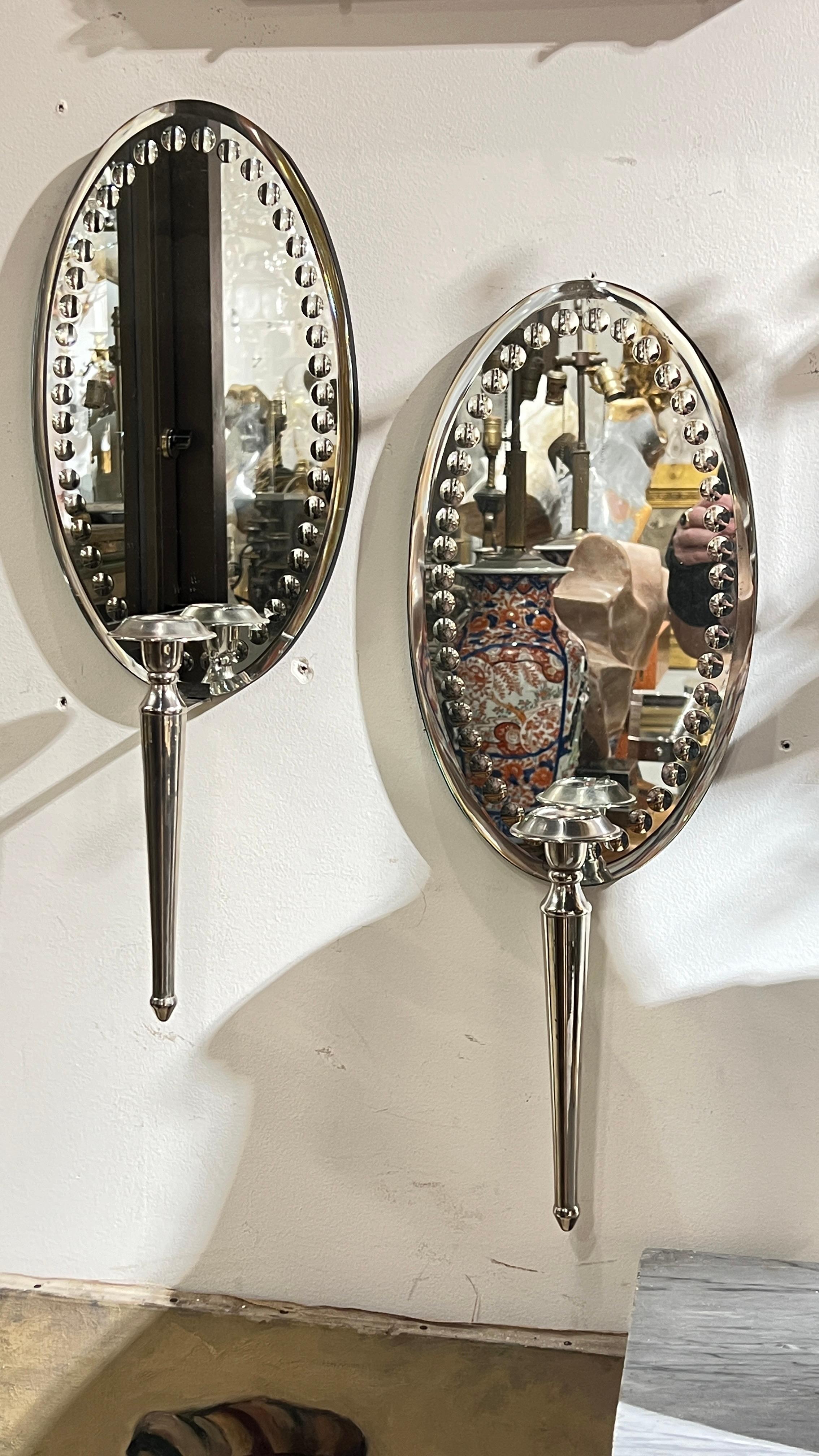 Mid-Century moderno Coppia di sconsigliere ovali d'epoca con retro a specchio e placcatura d'argento in vendita