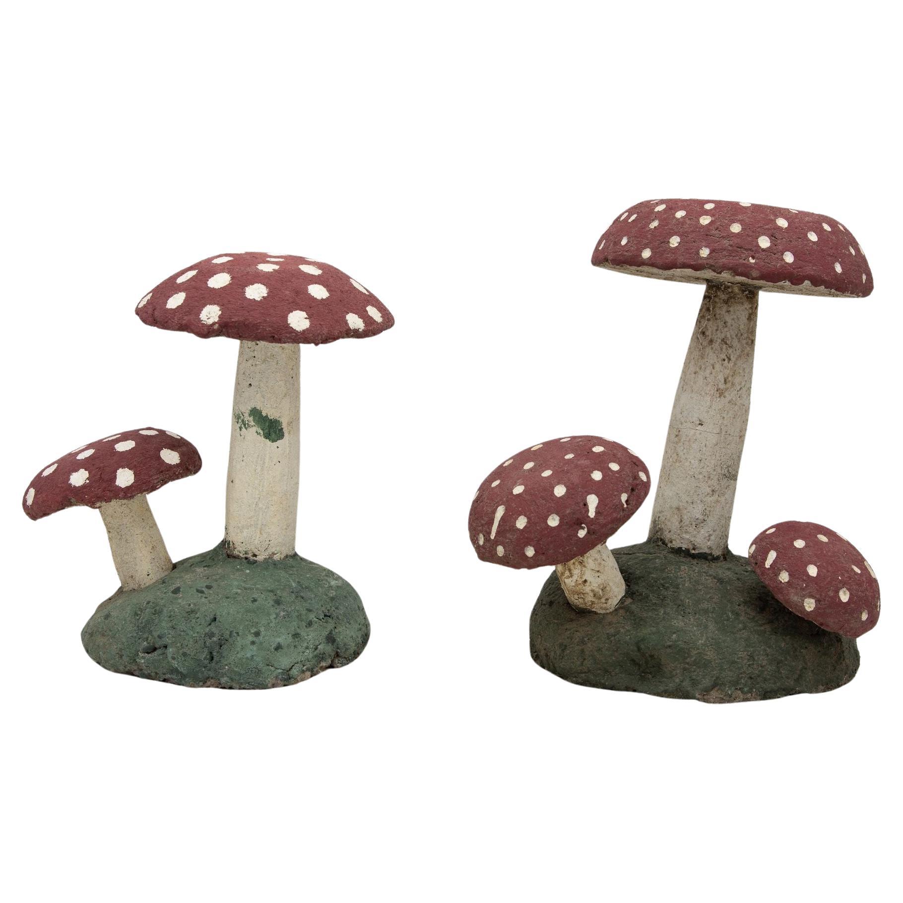 Paire de tabourets de champignons en pierre peinte avec capuchons rouges