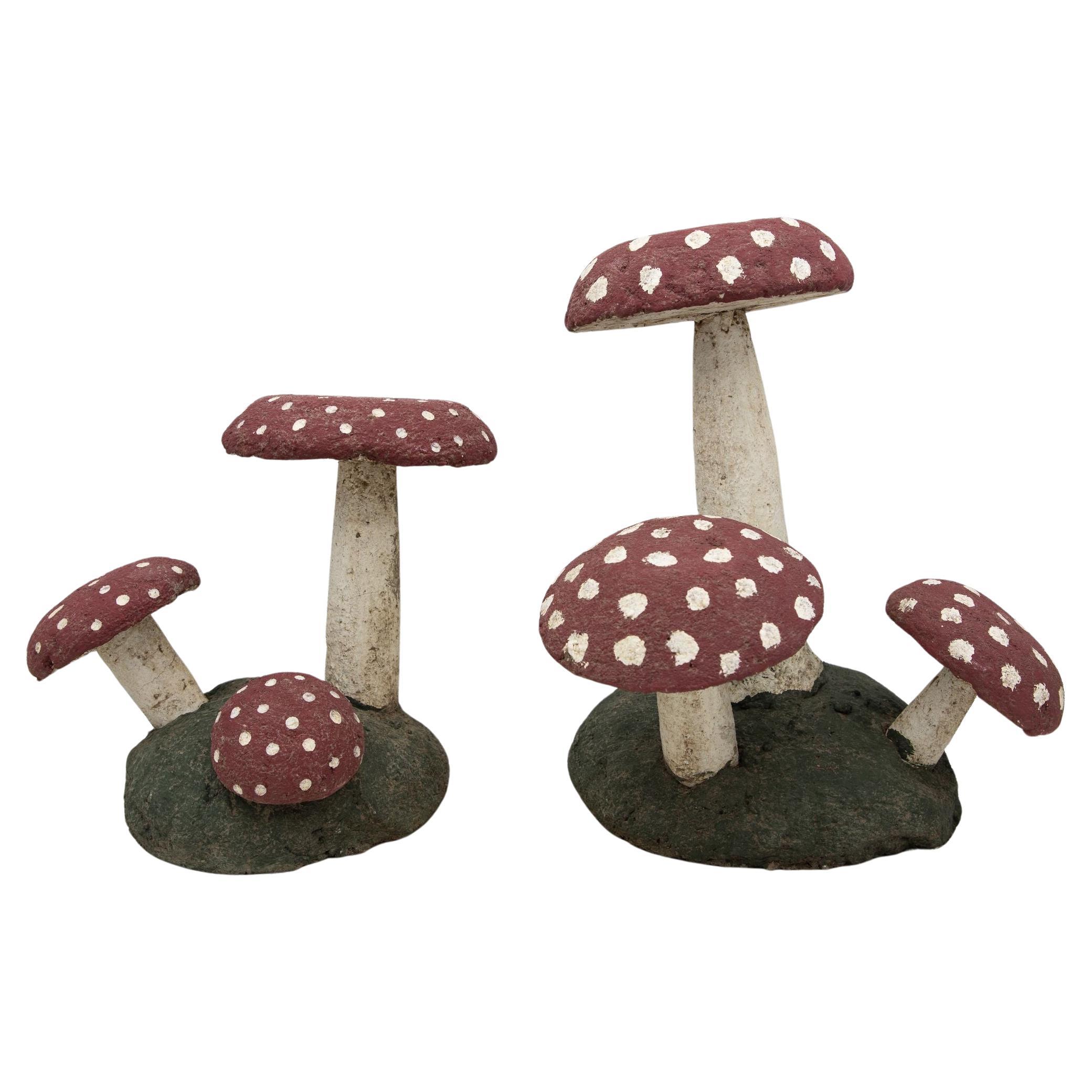 Paire de tabourets vintage en pierre peinte champignons avec capuchons rouges