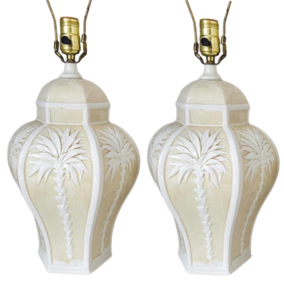 Pareja Vintage Palm Beach Regency Dorothy Draper Isp Lámpara de cerámica con palmera en relieve en venta 4