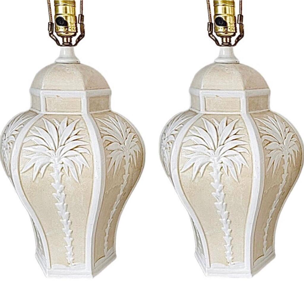 Pareja Vintage Palm Beach Regency Dorothy Draper Isp Lámpara de cerámica con palmera en relieve Regencia en venta
