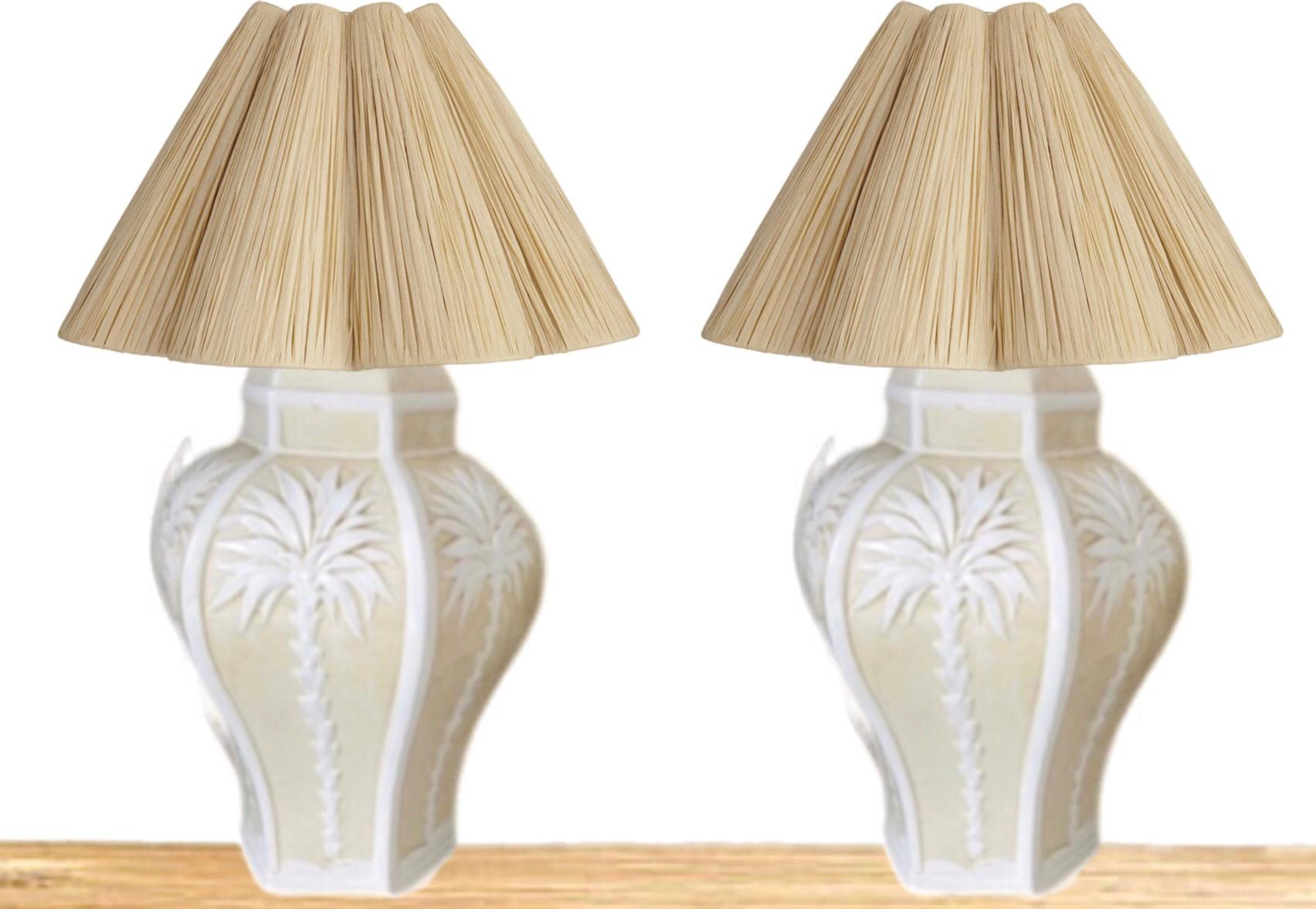 Pareja Vintage Palm Beach Regency Dorothy Draper Isp Lámpara de cerámica con palmera en relieve siglo XX en venta