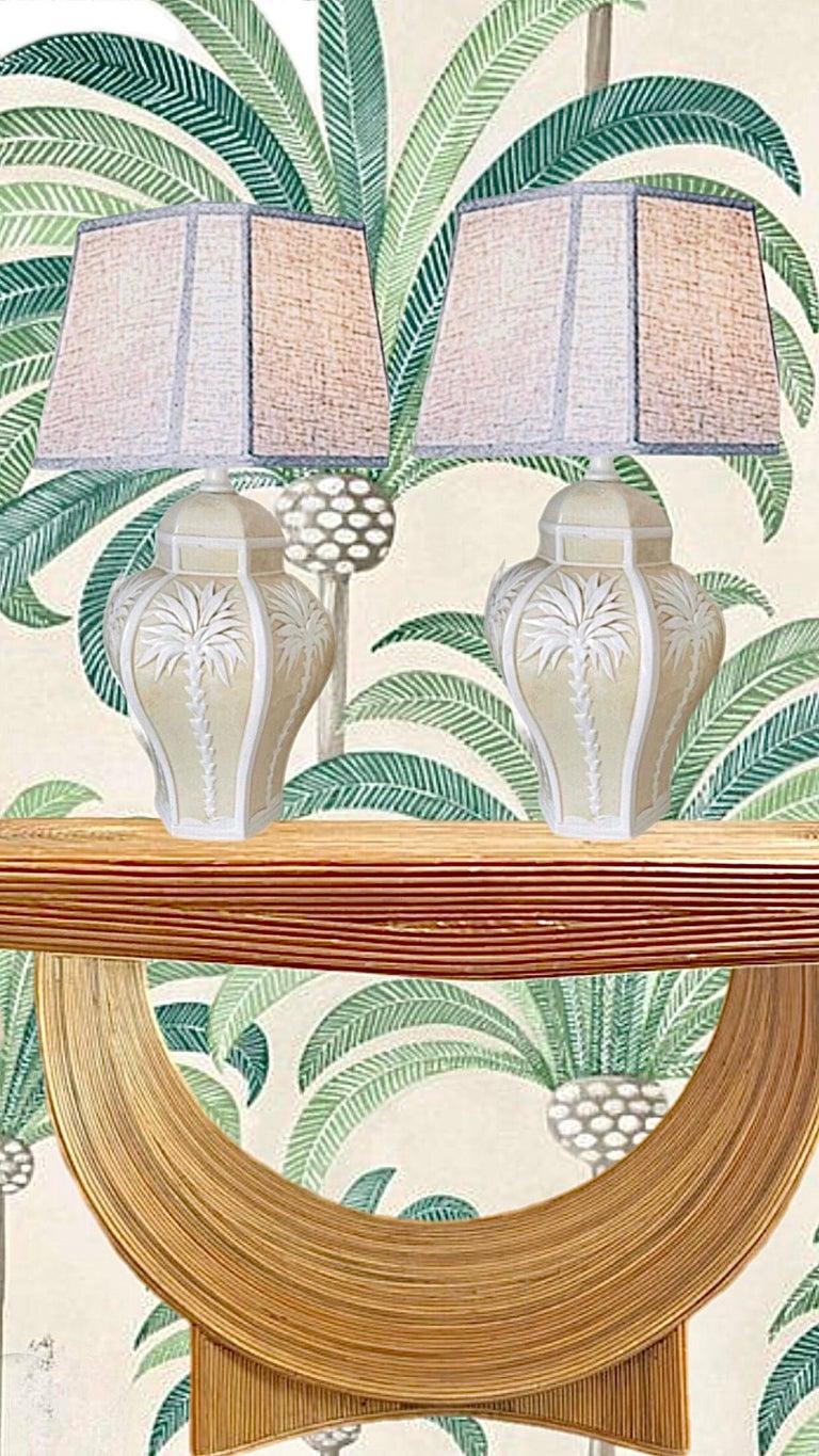 Pareja Vintage Palm Beach Regency Dorothy Draper Isp Lámpara de cerámica con palmera en relieve Cerámico en venta