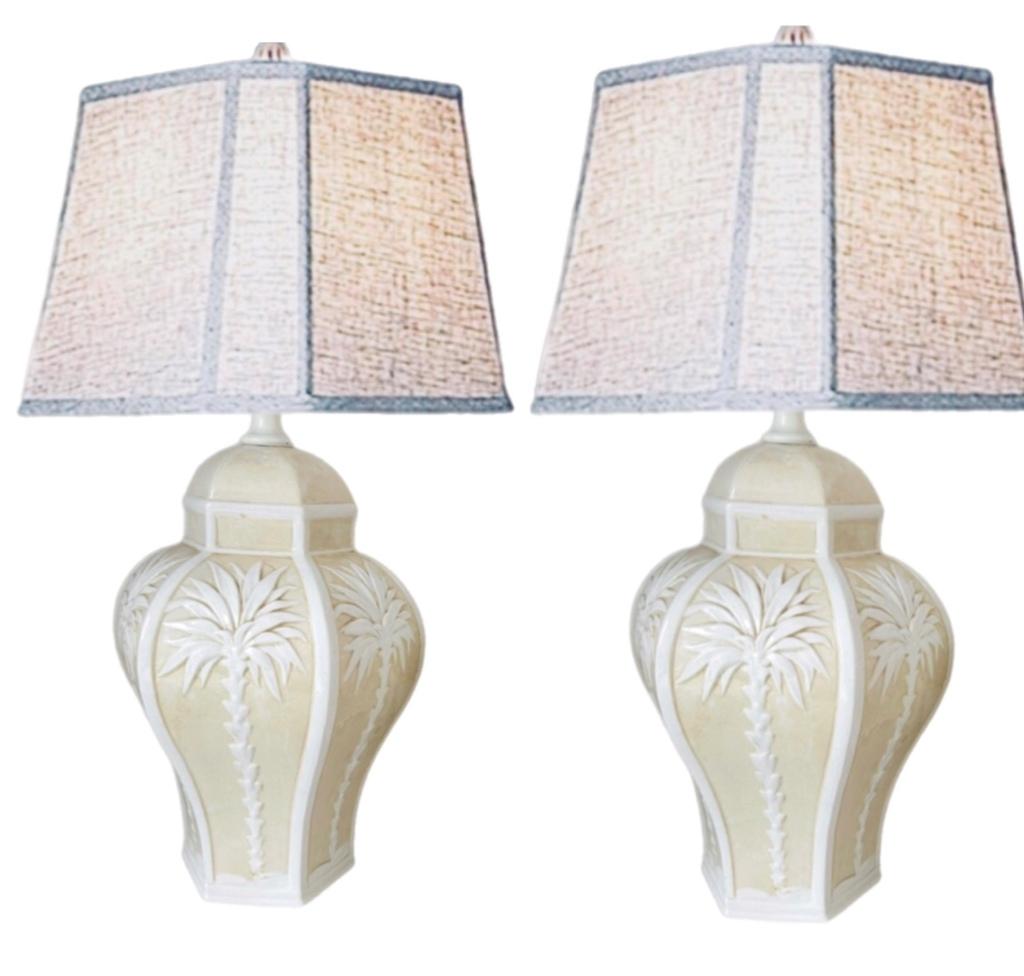 Pareja Vintage Palm Beach Regency Dorothy Draper Isp Lámpara de cerámica con palmera en relieve en venta 1