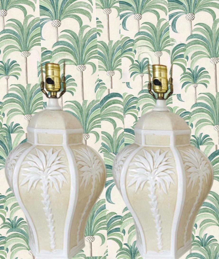 Pareja Vintage Palm Beach Regency Dorothy Draper Isp Lámpara de cerámica con palmera en relieve en venta 2