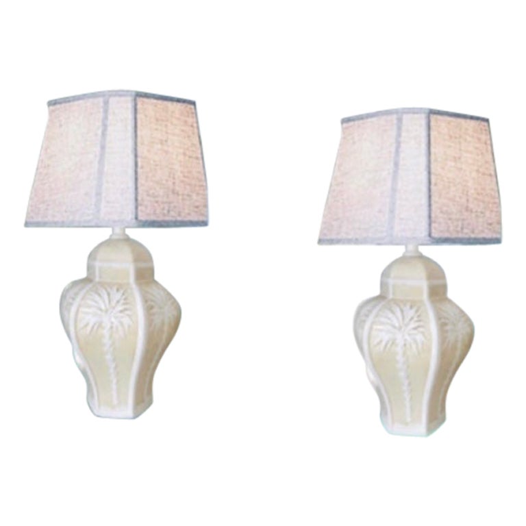 Pareja Vintage Palm Beach Regency Dorothy Draper Isp Lámpara de cerámica con palmera en relieve en venta