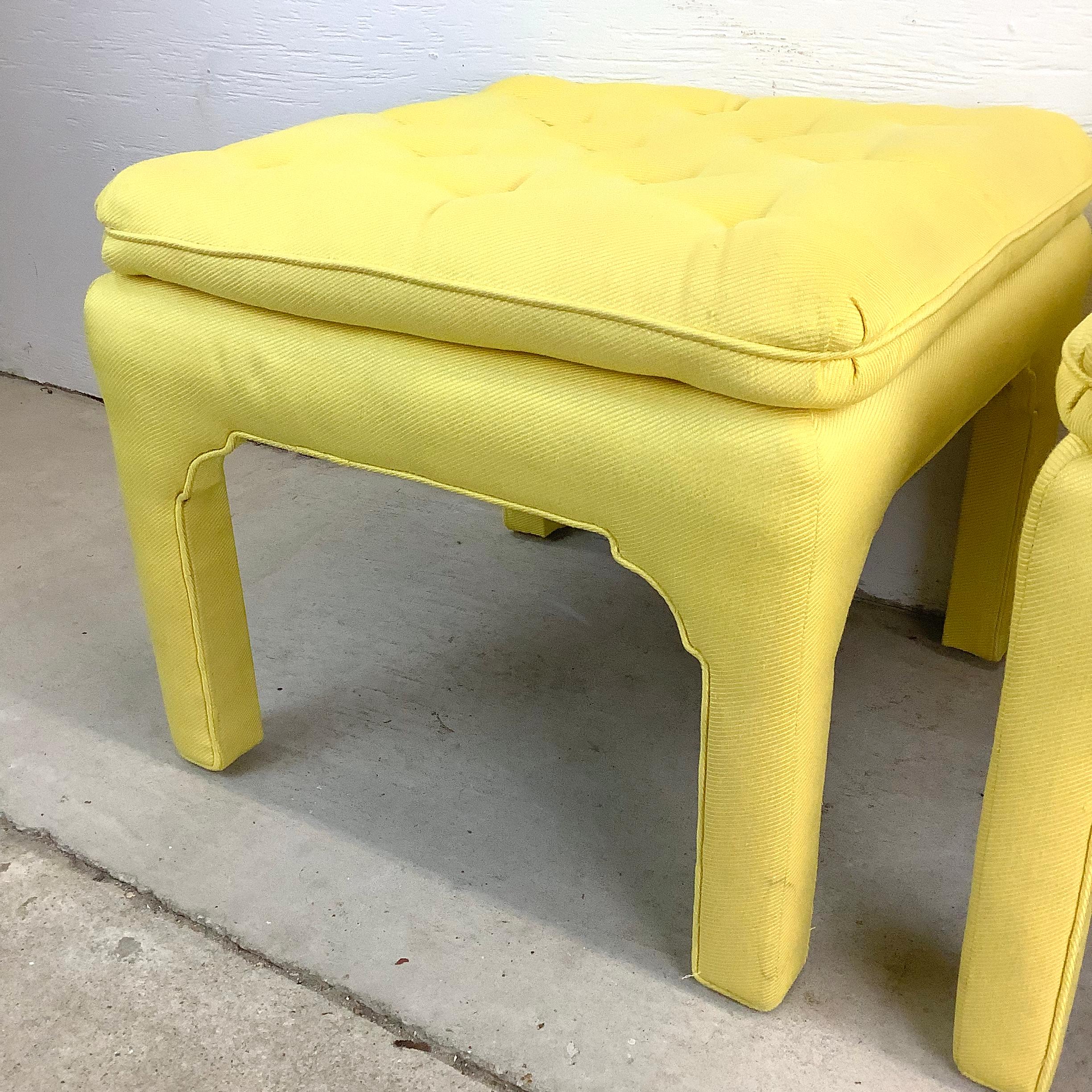 Pareja de reposapiés vintage estilo Parson con tapa de almohada en venta 2