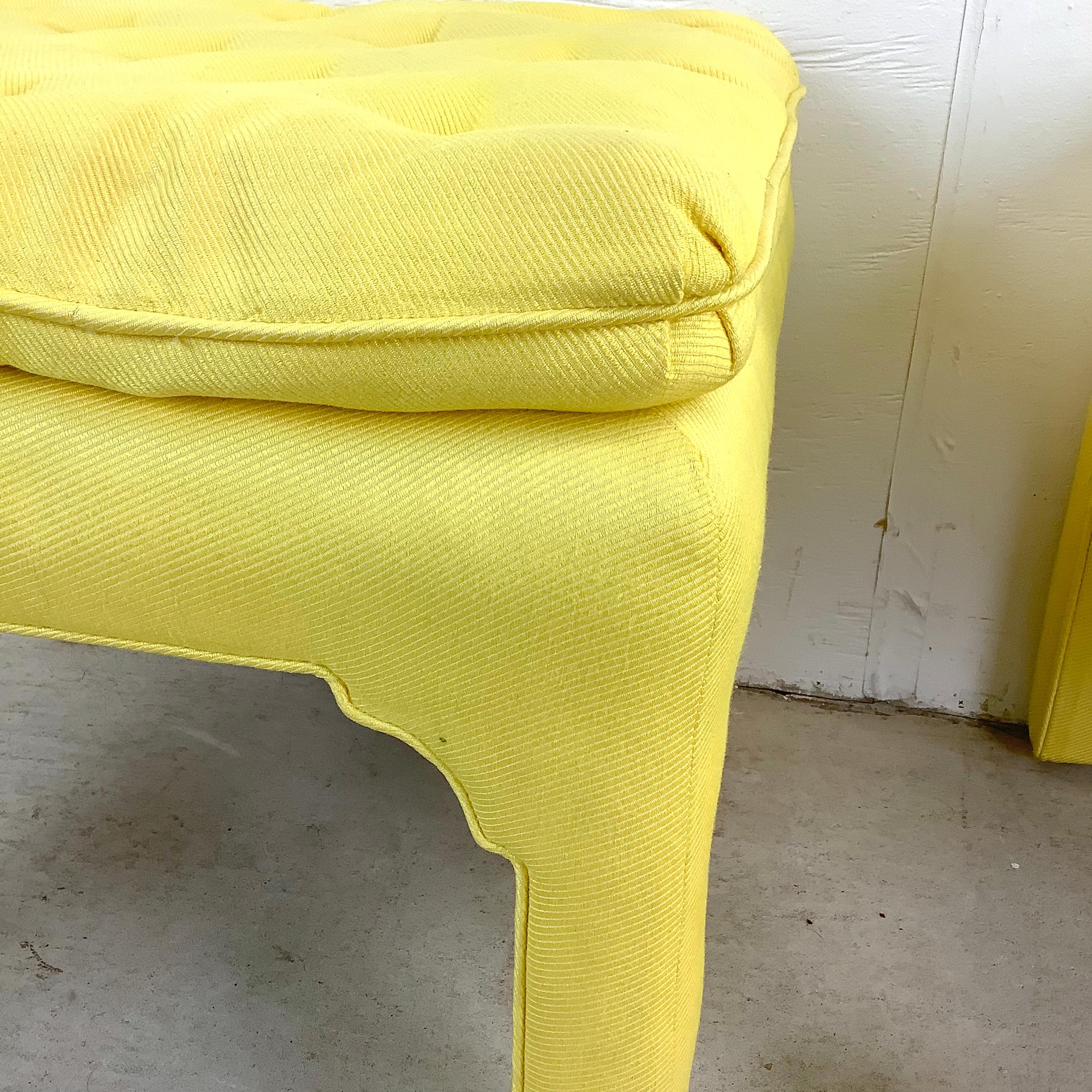 Pareja de reposapiés vintage estilo Parson con tapa de almohada en venta 3