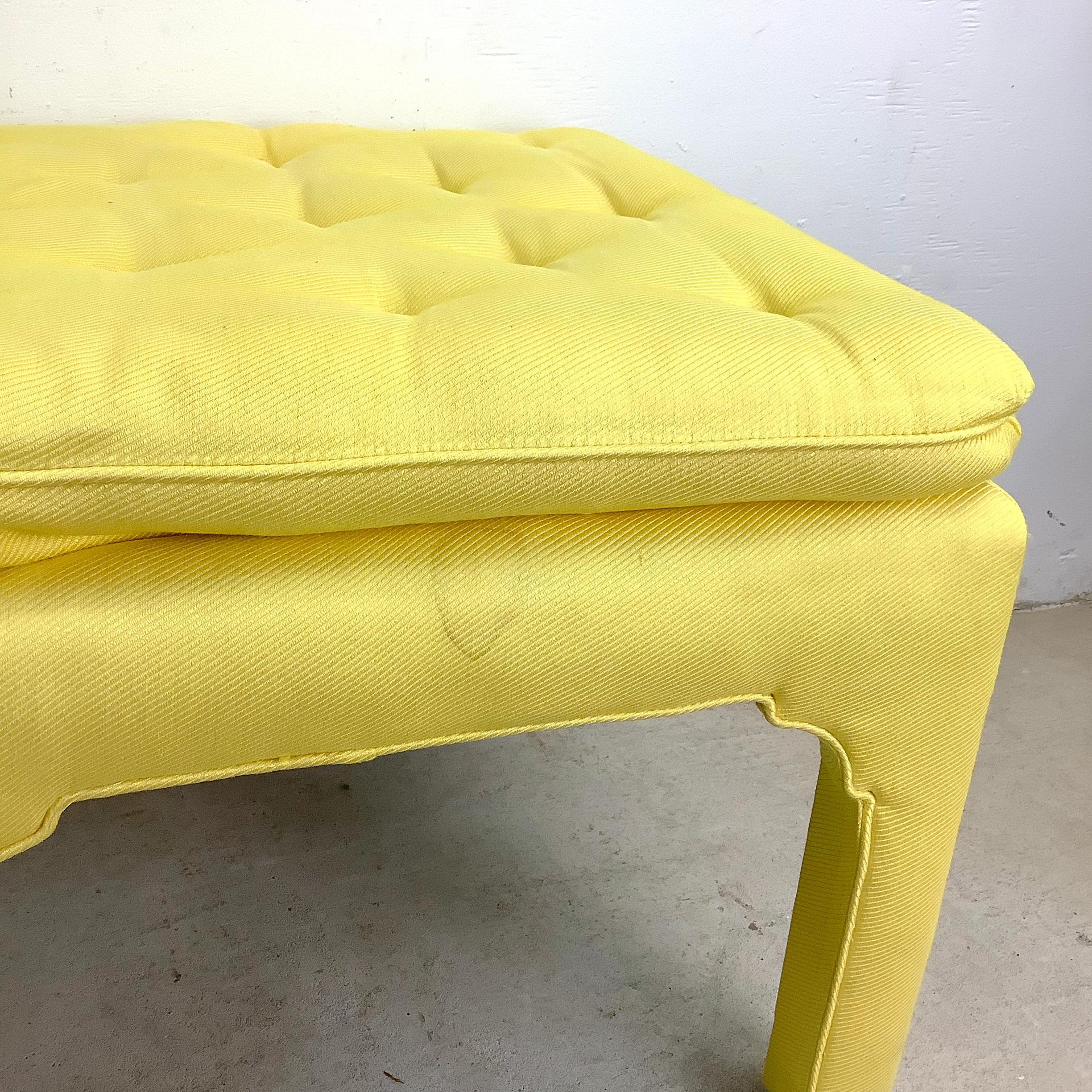 Pareja de reposapiés vintage estilo Parson con tapa de almohada en venta 5