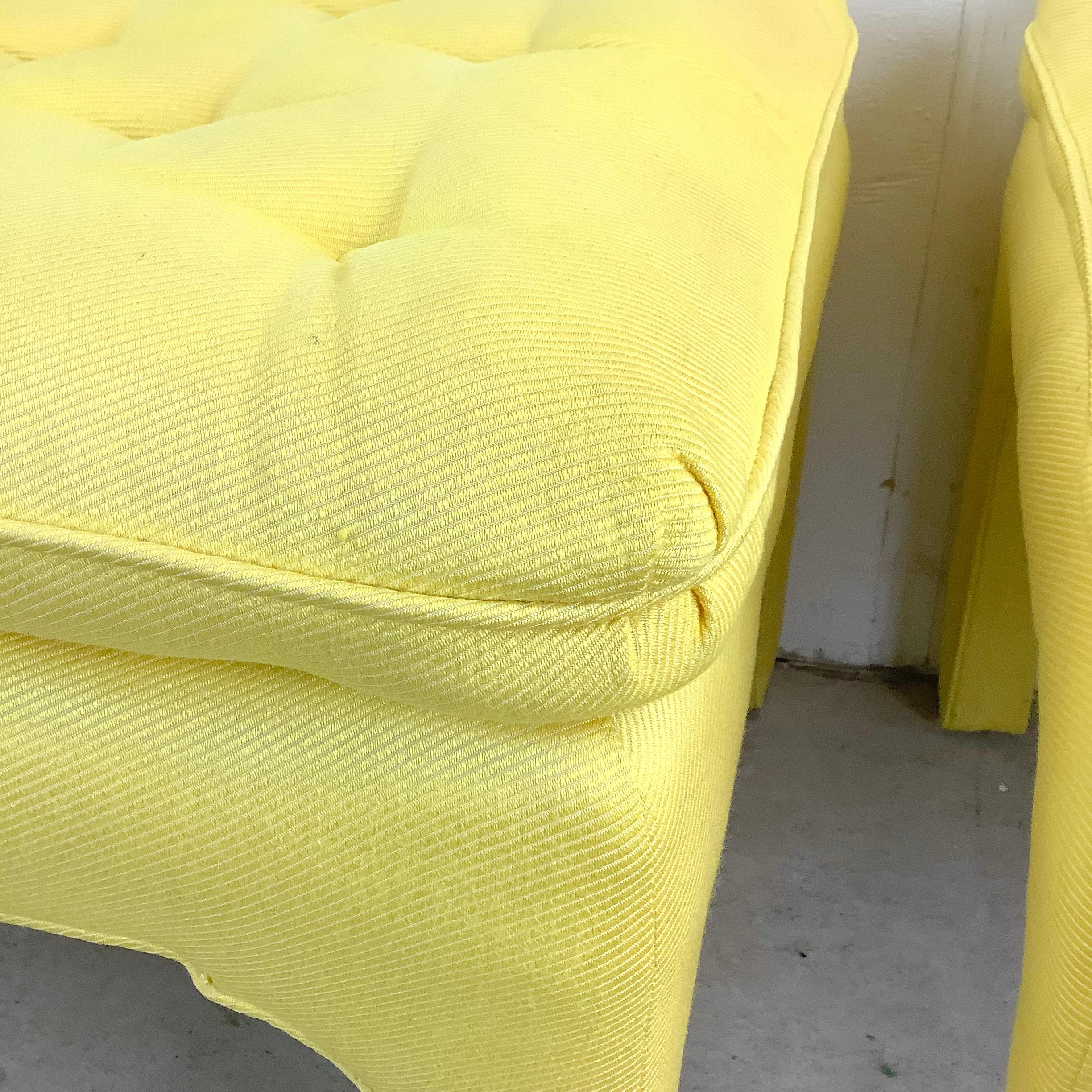 Pareja de reposapiés vintage estilo Parson con tapa de almohada en venta 9