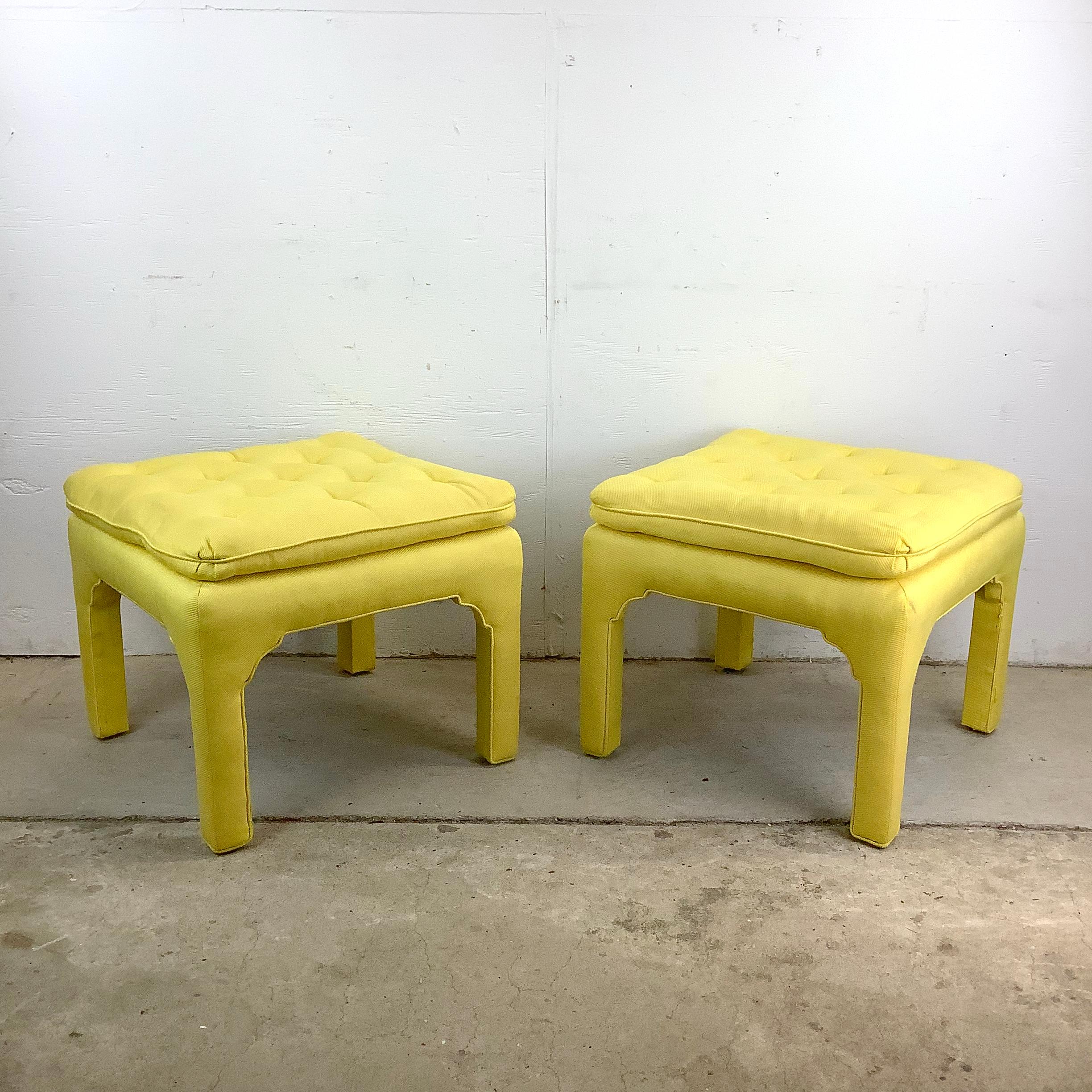 Eleva tu espacio con un perfecto toque de personalidad vintage, cortesía de este par de taburetes Parsons de color amarillo brillante. Con asientos acolchados de felpa y el clásico mechón de botones, son un soleado retroceso al estilo exuberante y