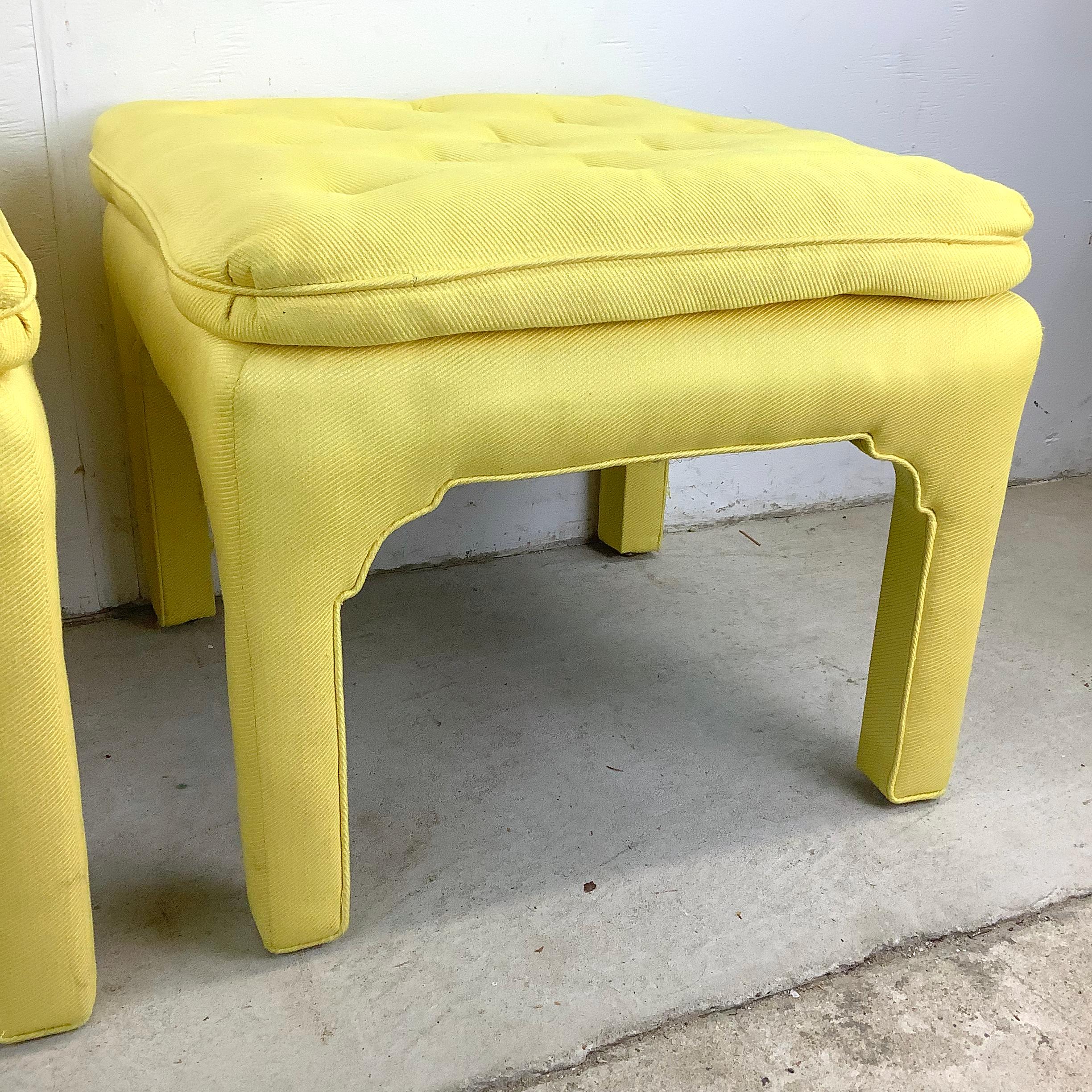 Pareja de reposapiés vintage estilo Parson con tapa de almohada siglo XX en venta