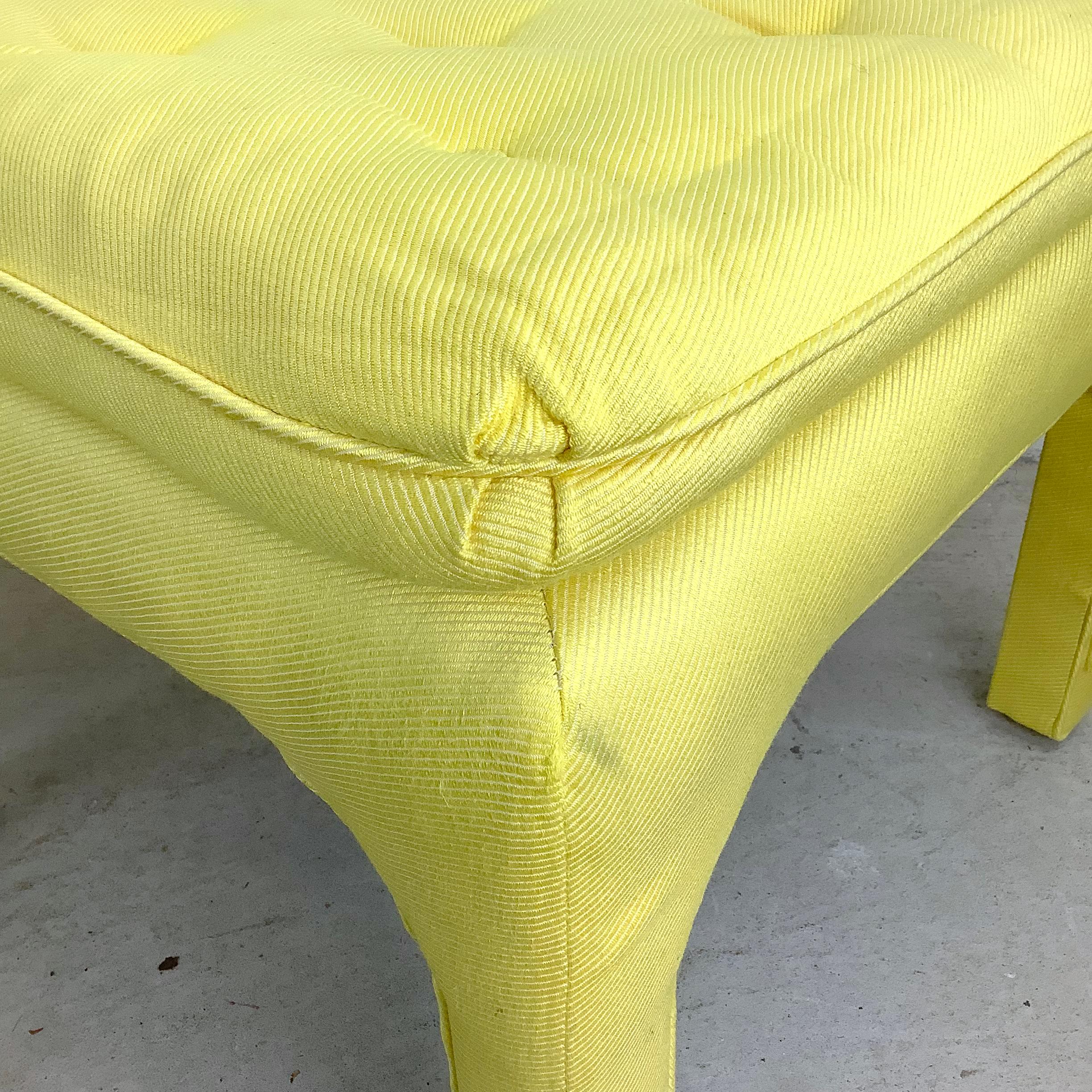 Pareja de reposapiés vintage estilo Parson con tapa de almohada en venta 1