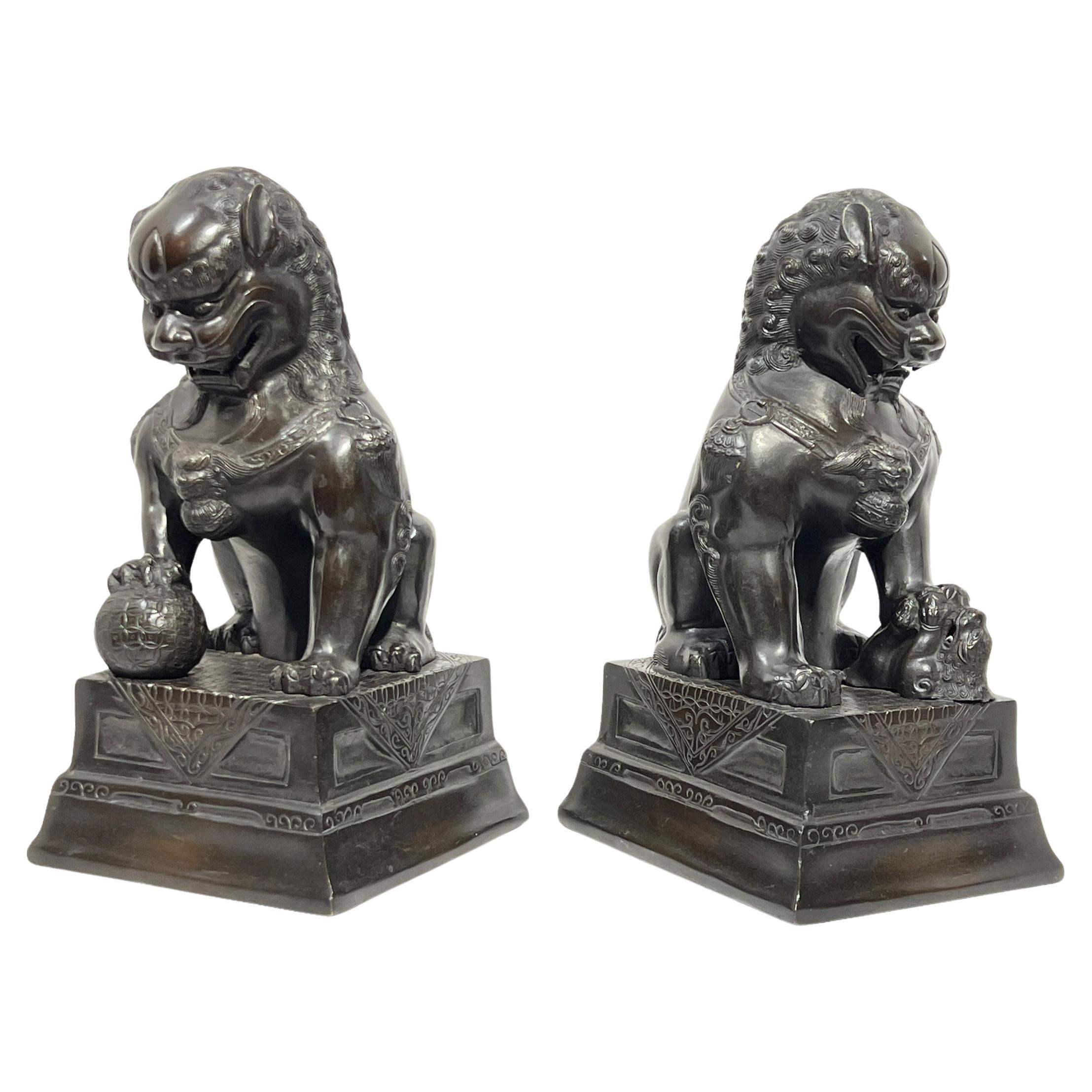Paar patinierte Vintage Foo-Löwen-Skulpturen aus Metall