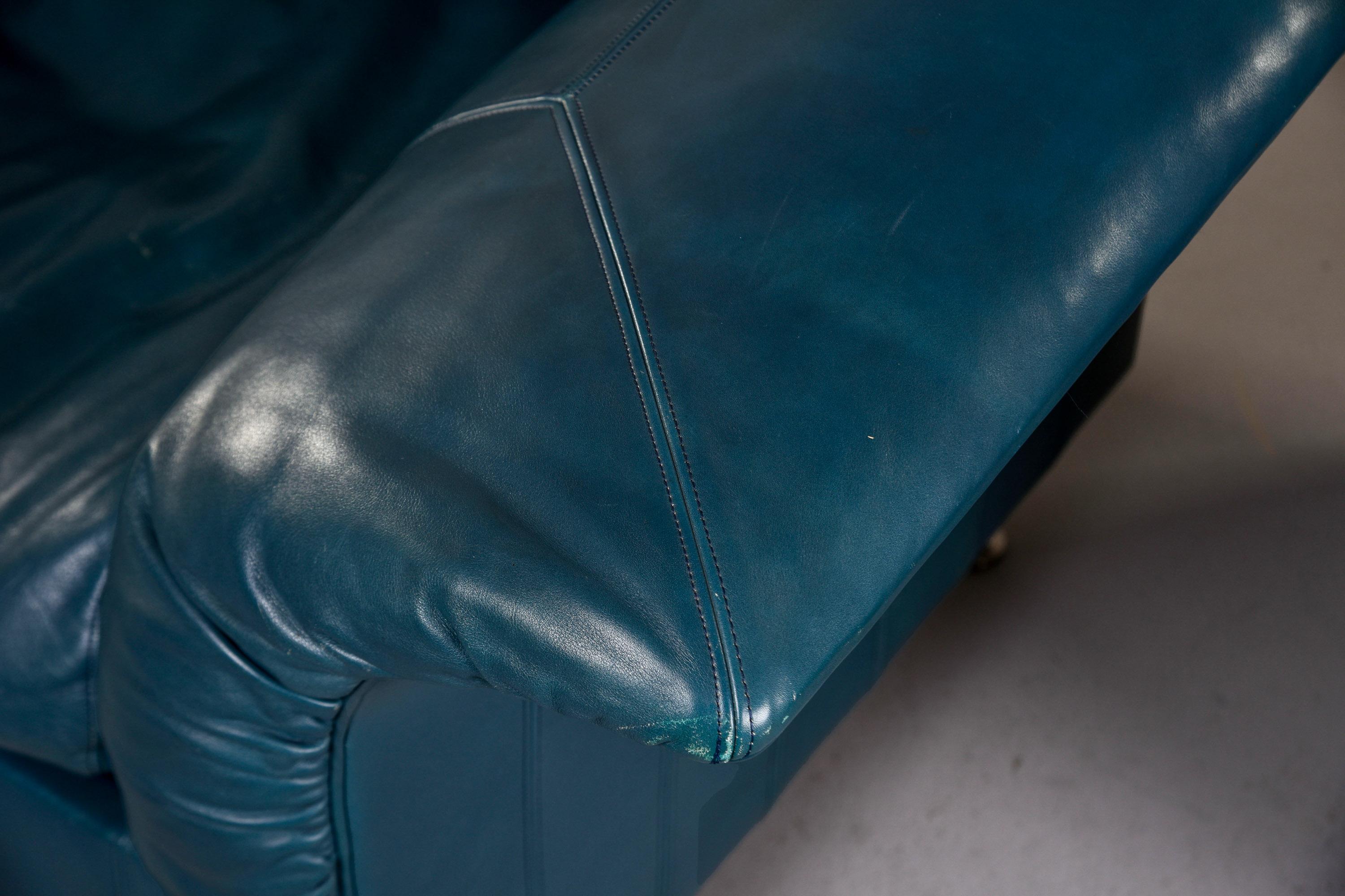Pareja de sillas vintage Poltrona Frau de cuero verde azulado Italiano en venta