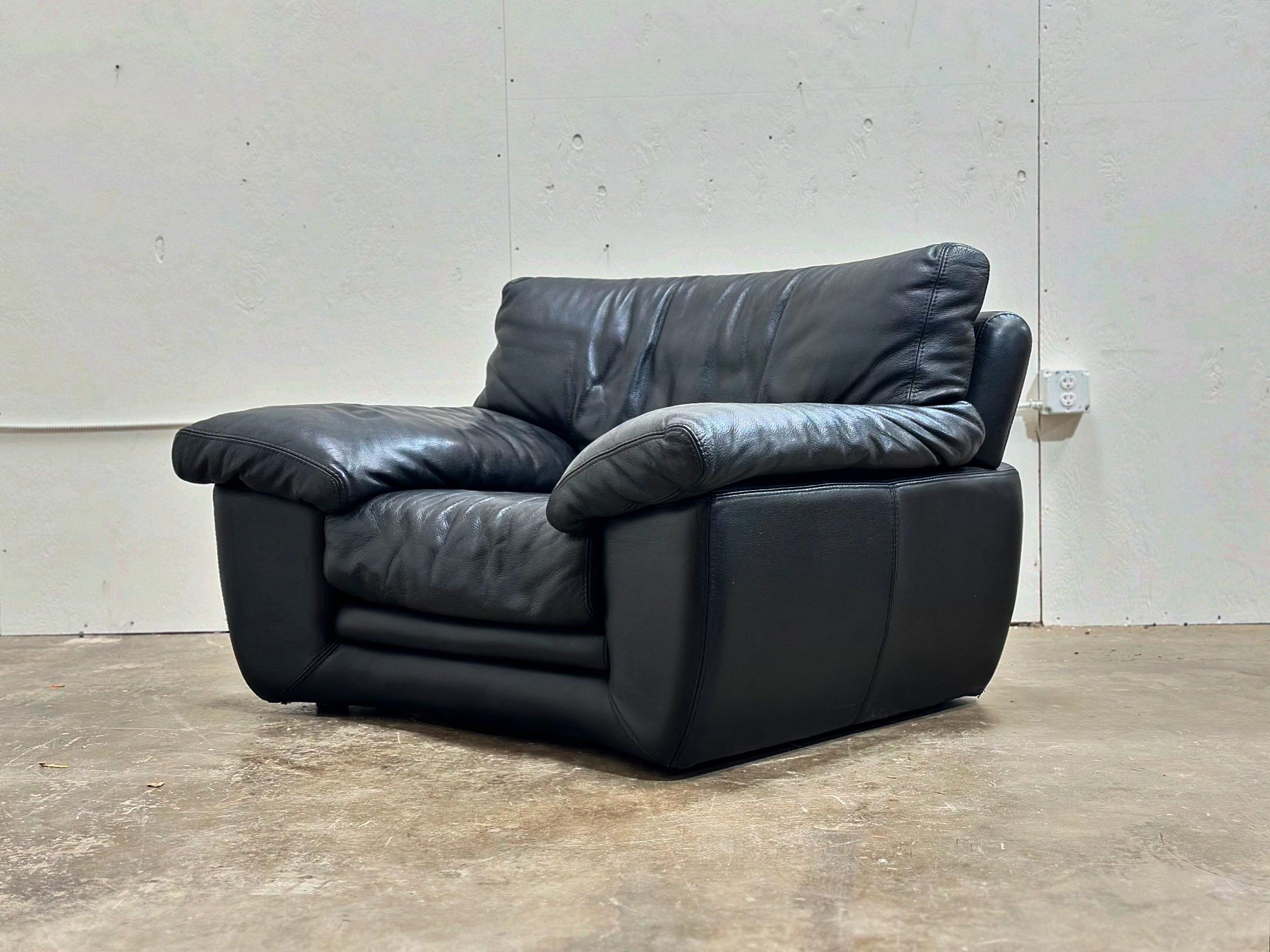 Pair Vintage Post Modern Roche Bobois Black Leather Lounge Chairs + Ottomans 8