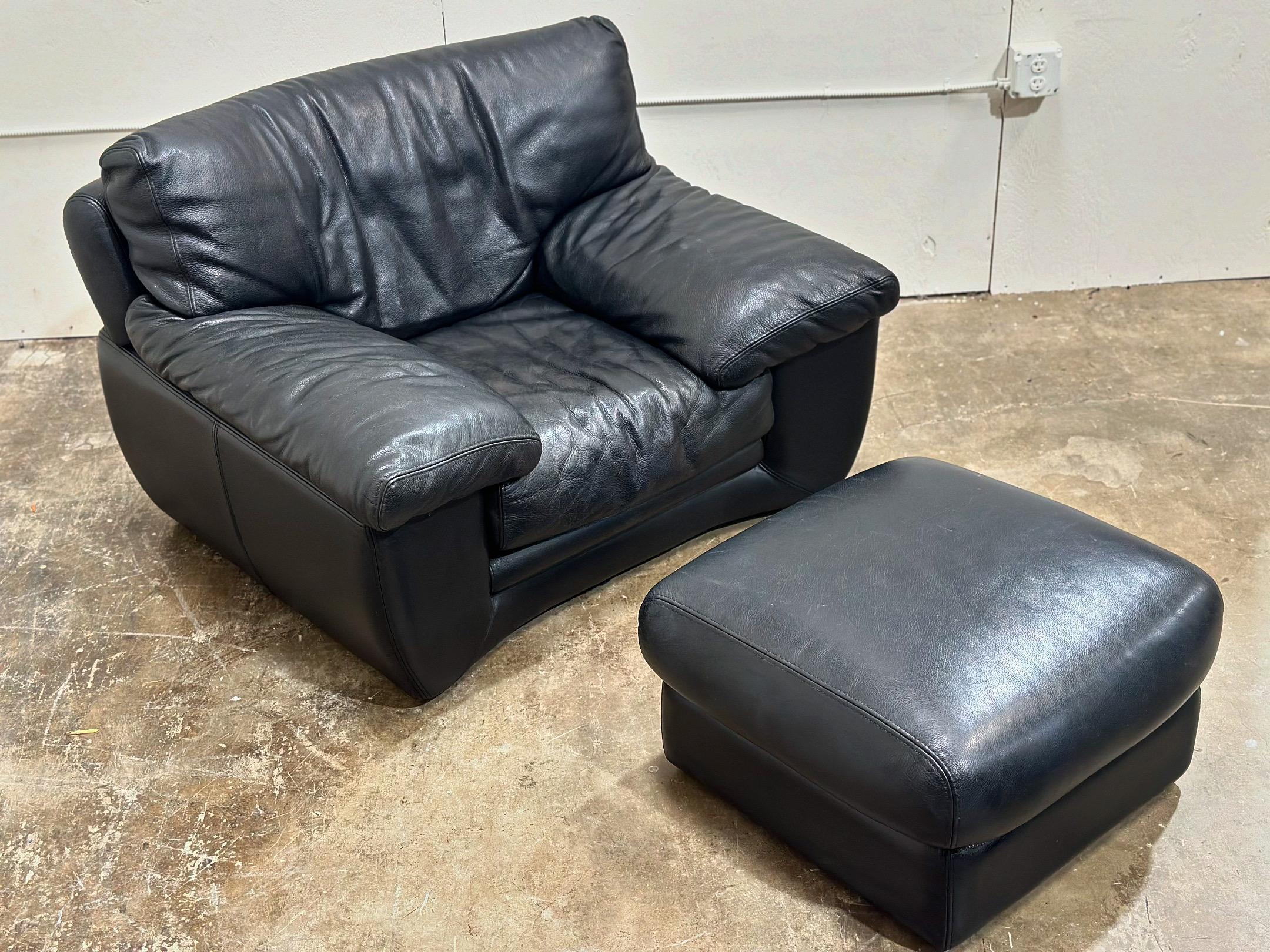 Pair Vintage Post Modern Roche Bobois Black Leather Lounge Chairs + Ottomans In Good Condition In Decatur, GA