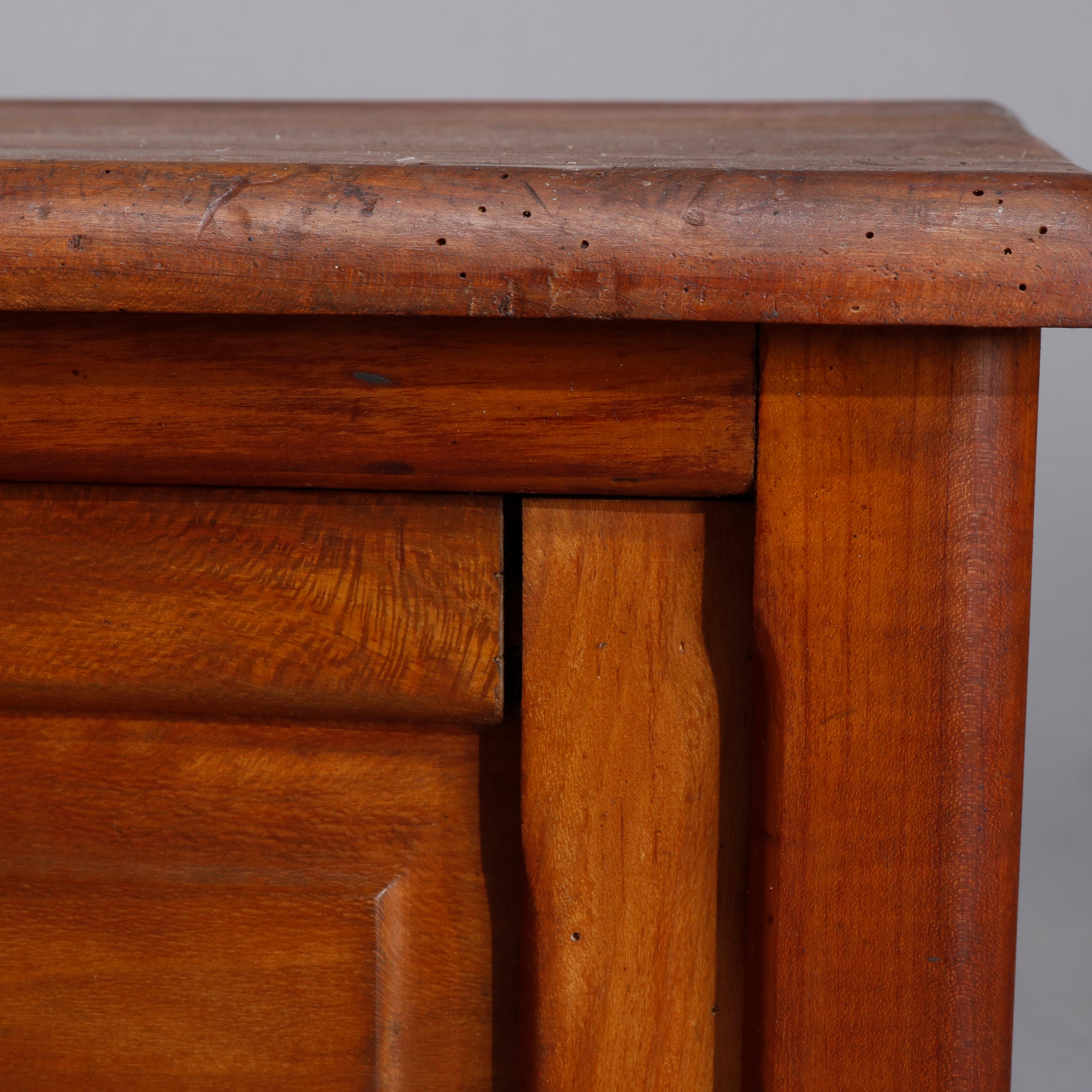 Paire de meubles de rangement d'appoint vintage en érable à panneaux surélevés pour porte unique, 20ème siècle en vente 6