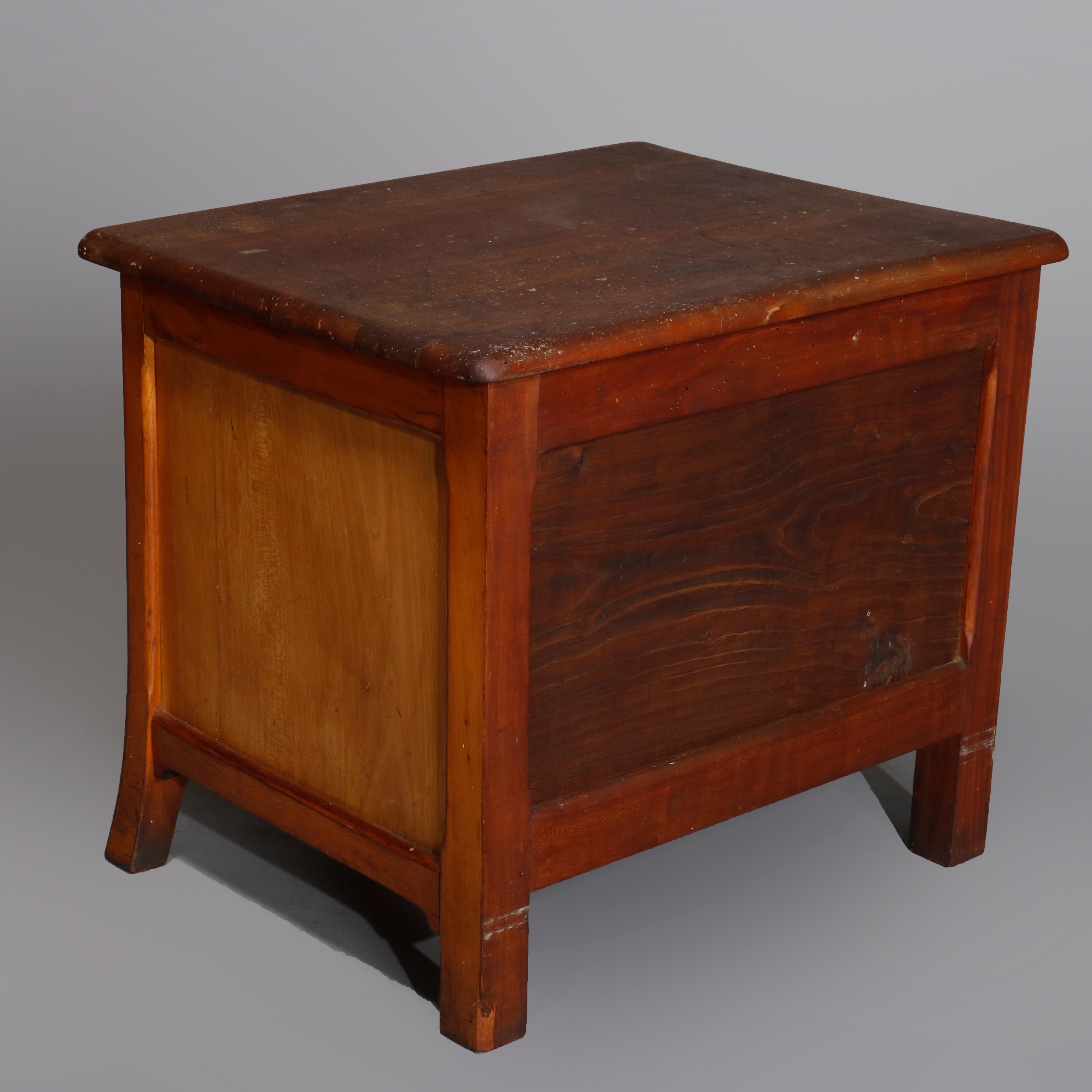Paire de meubles de rangement d'appoint vintage en érable à panneaux surélevés pour porte unique, 20ème siècle en vente 1