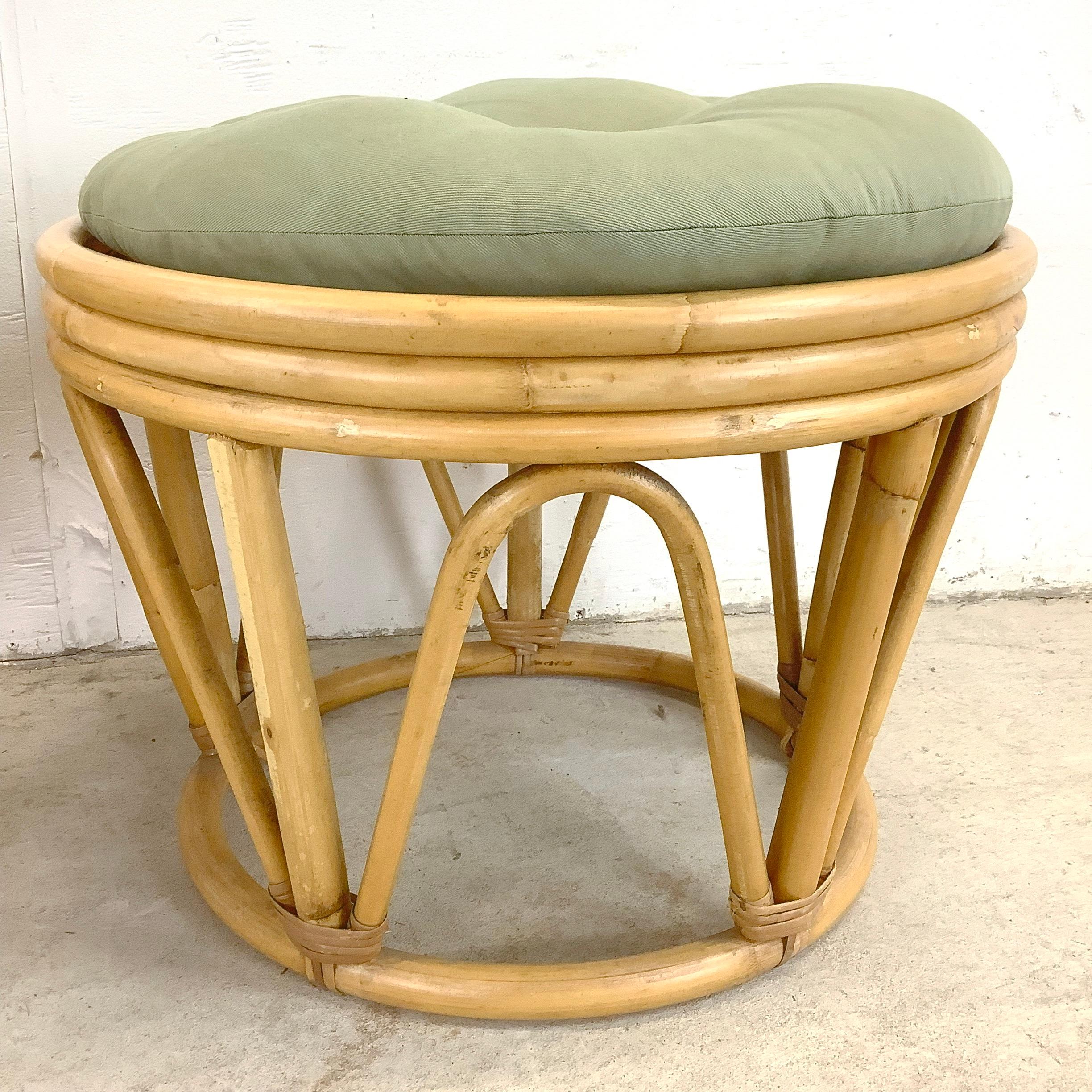 Coppia di pouf in rattan vintage in vendita 2