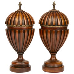 Paire d'urnes à couvercle en bois sculpté de style Adam:: vers 1950