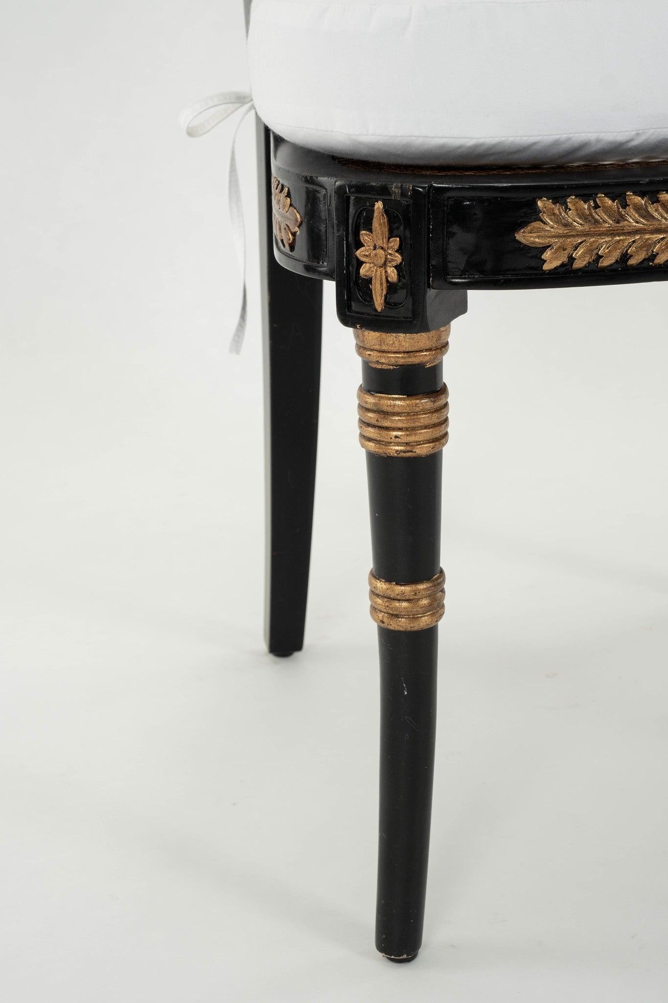 Coppia di poltrone vintage in stile Regency nere e dorate in vendita 4