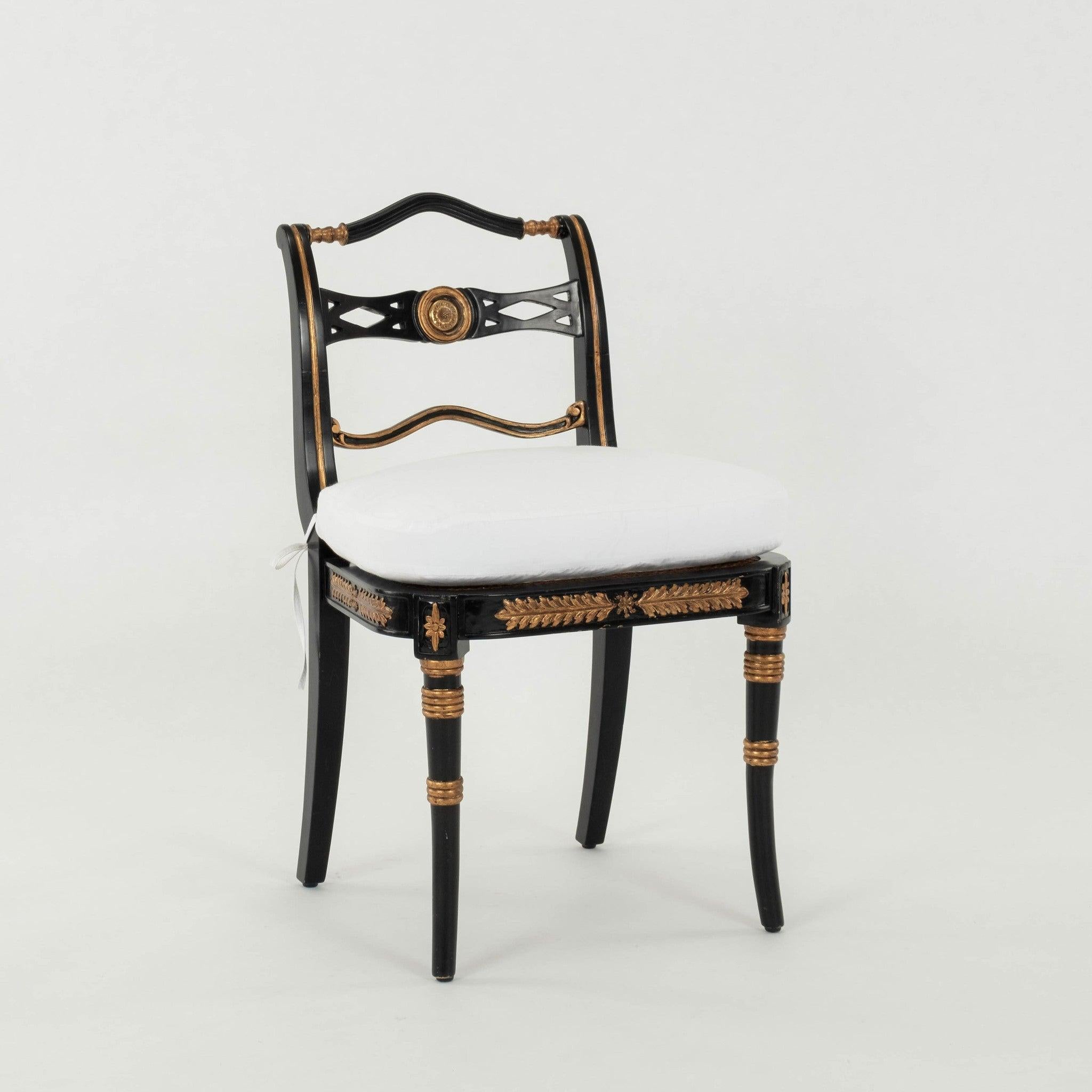 Dipinto Coppia di poltrone vintage in stile Regency nere e dorate in vendita