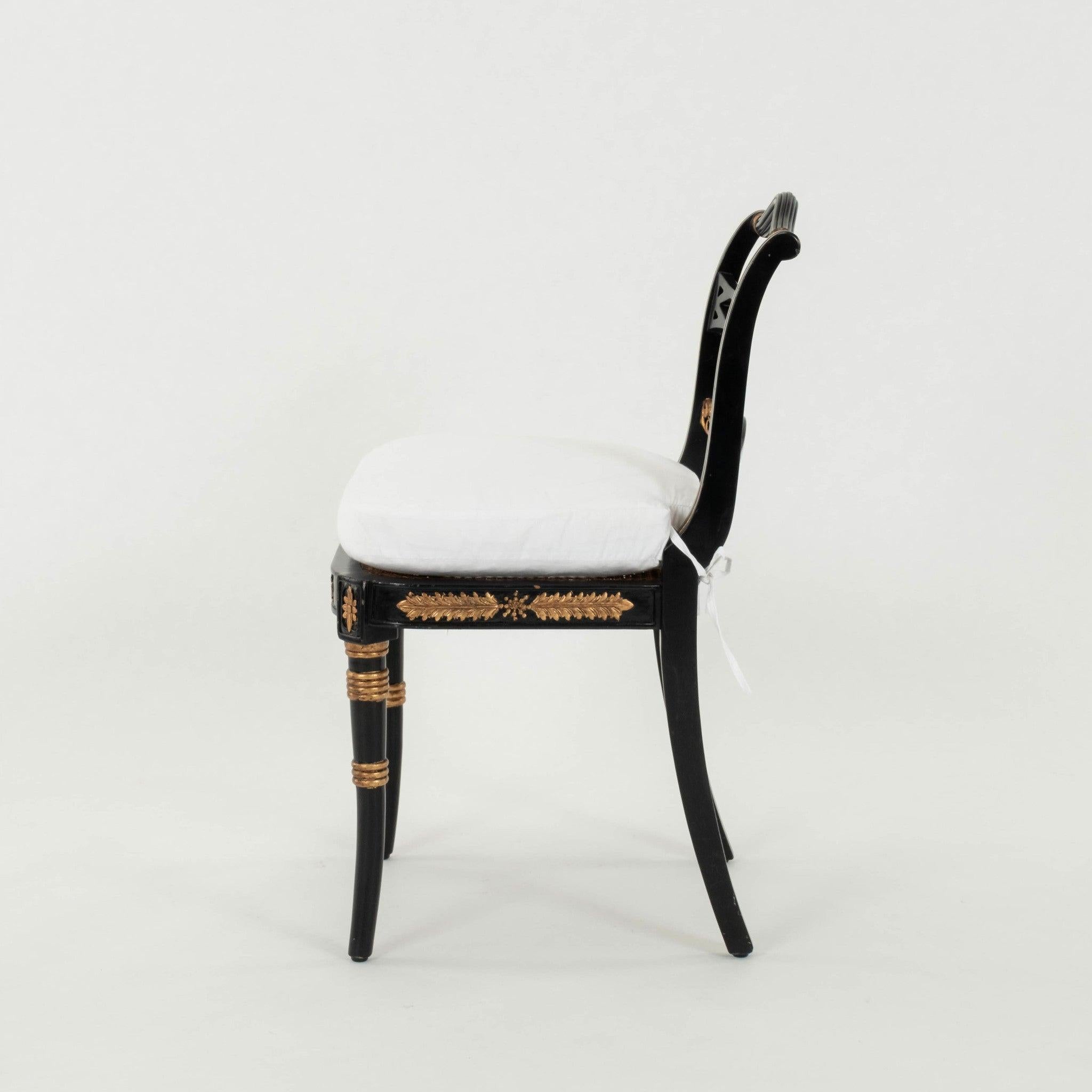 Tappezzeria Coppia di poltrone vintage in stile Regency nere e dorate in vendita