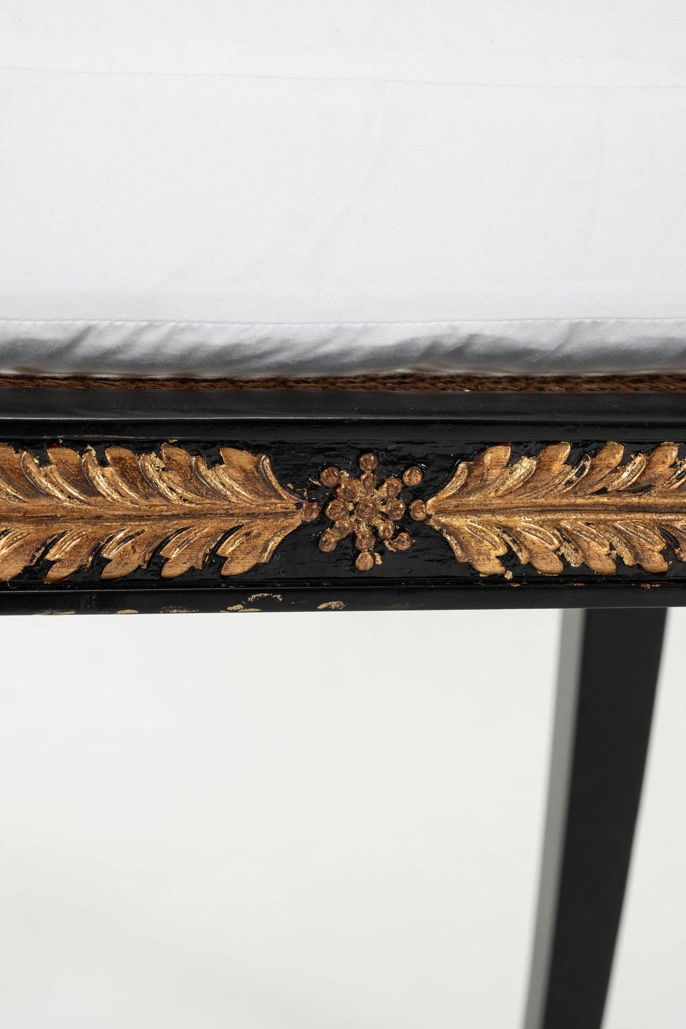 Coppia di poltrone vintage in stile Regency nere e dorate in vendita 3