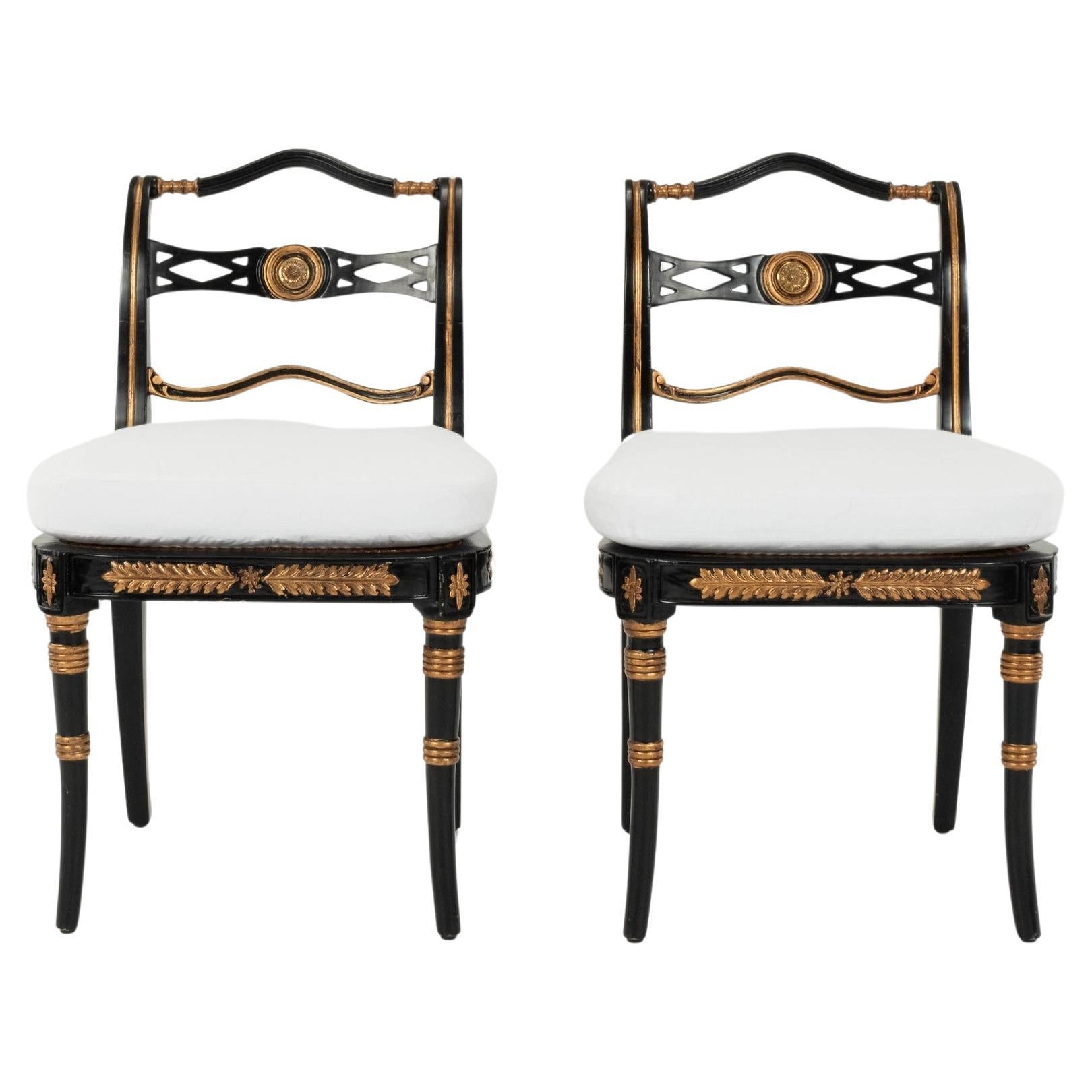 Paire de chaises d'appoint vintage de style Régence noires et dorées