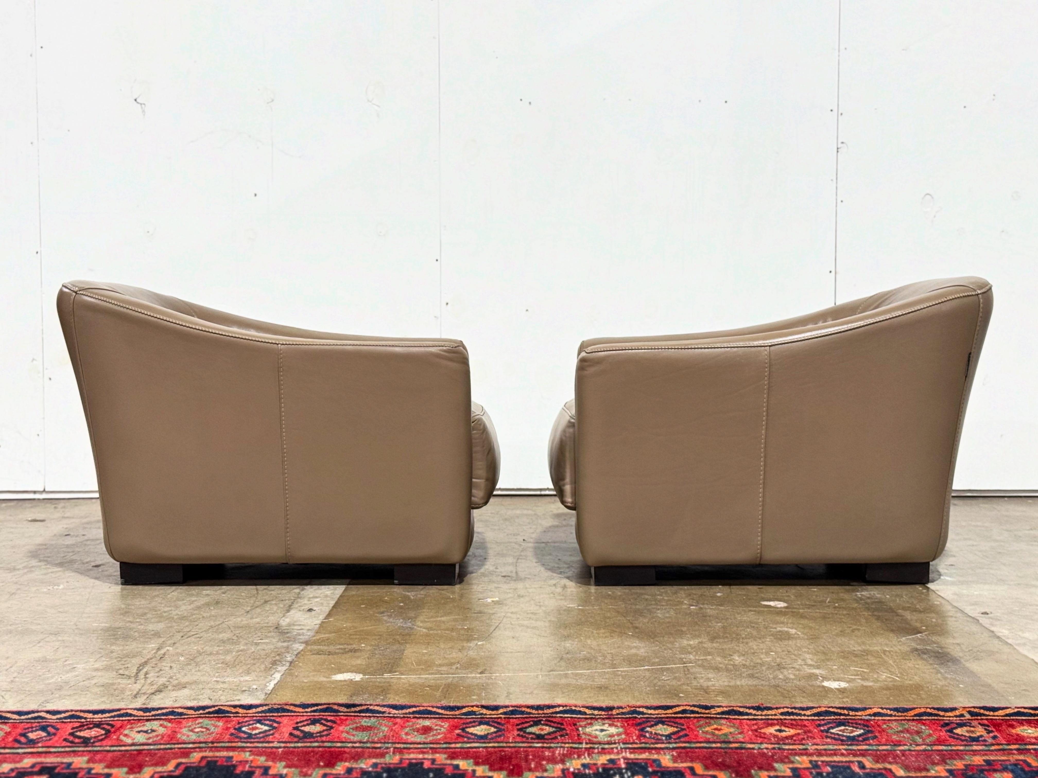 Late 20th Century Pair Vintage Roche Bobois Gray Leather Club Lounge Chairs - Art Deco Streamline For Sale