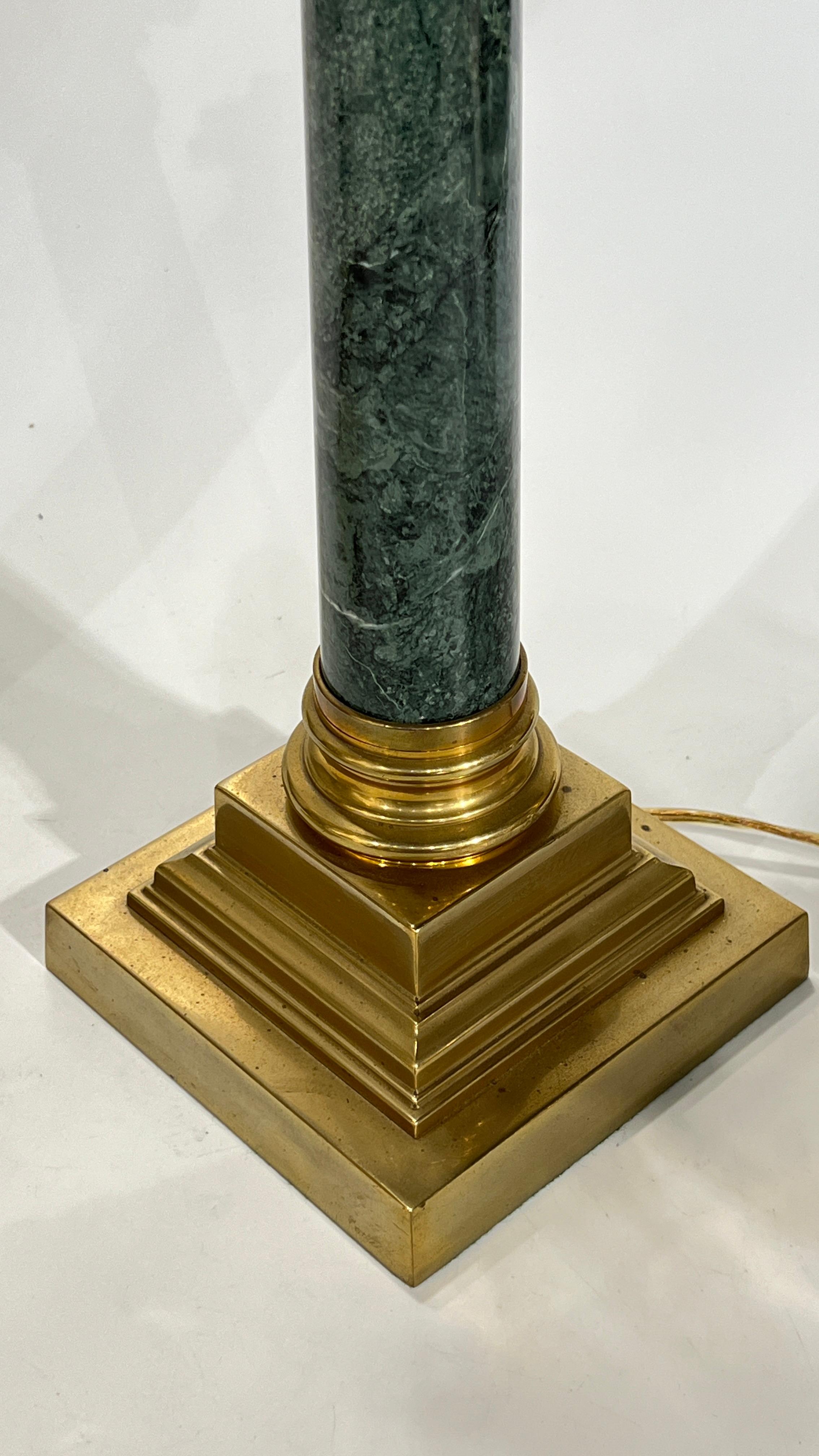 Paar römische Säulen-Tischlampen in Säulenform aus grünem Marmor und Messing im Angebot 8