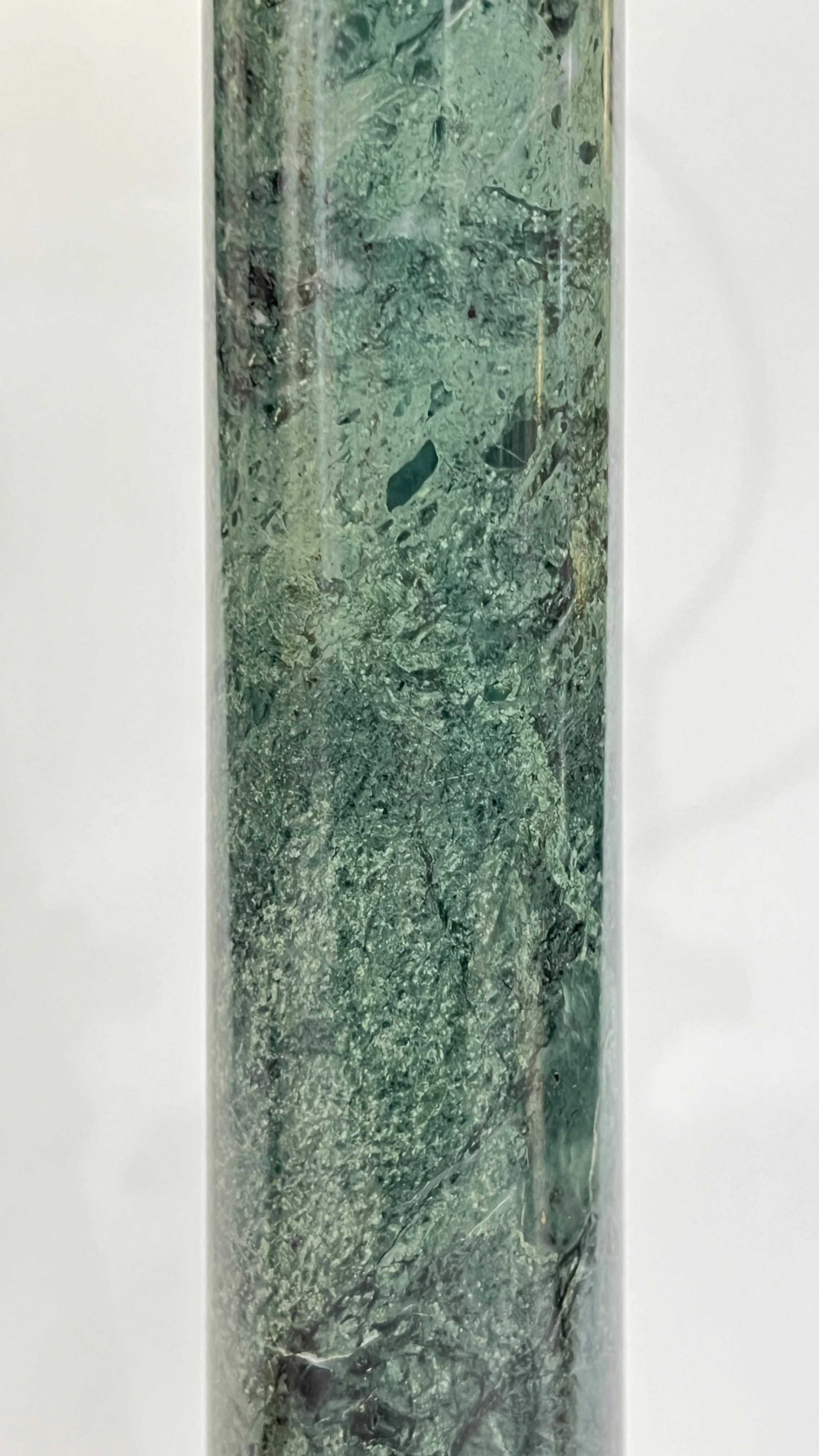 Paire de lampes de table en forme de colonne romaine en marbre vert et laiton en vente 9