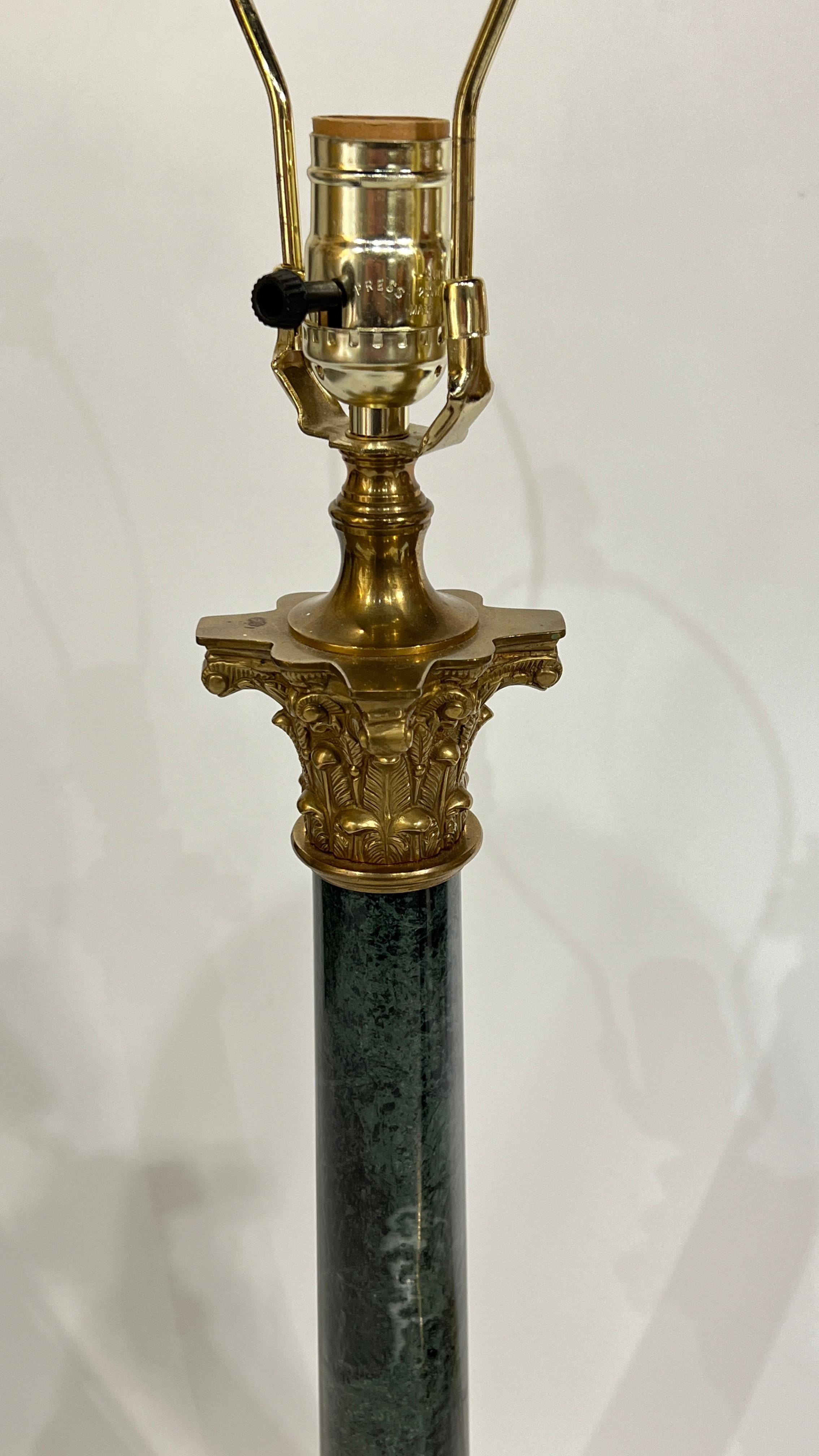 20ième siècle Paire de lampes de table en forme de colonne romaine en marbre vert et laiton en vente