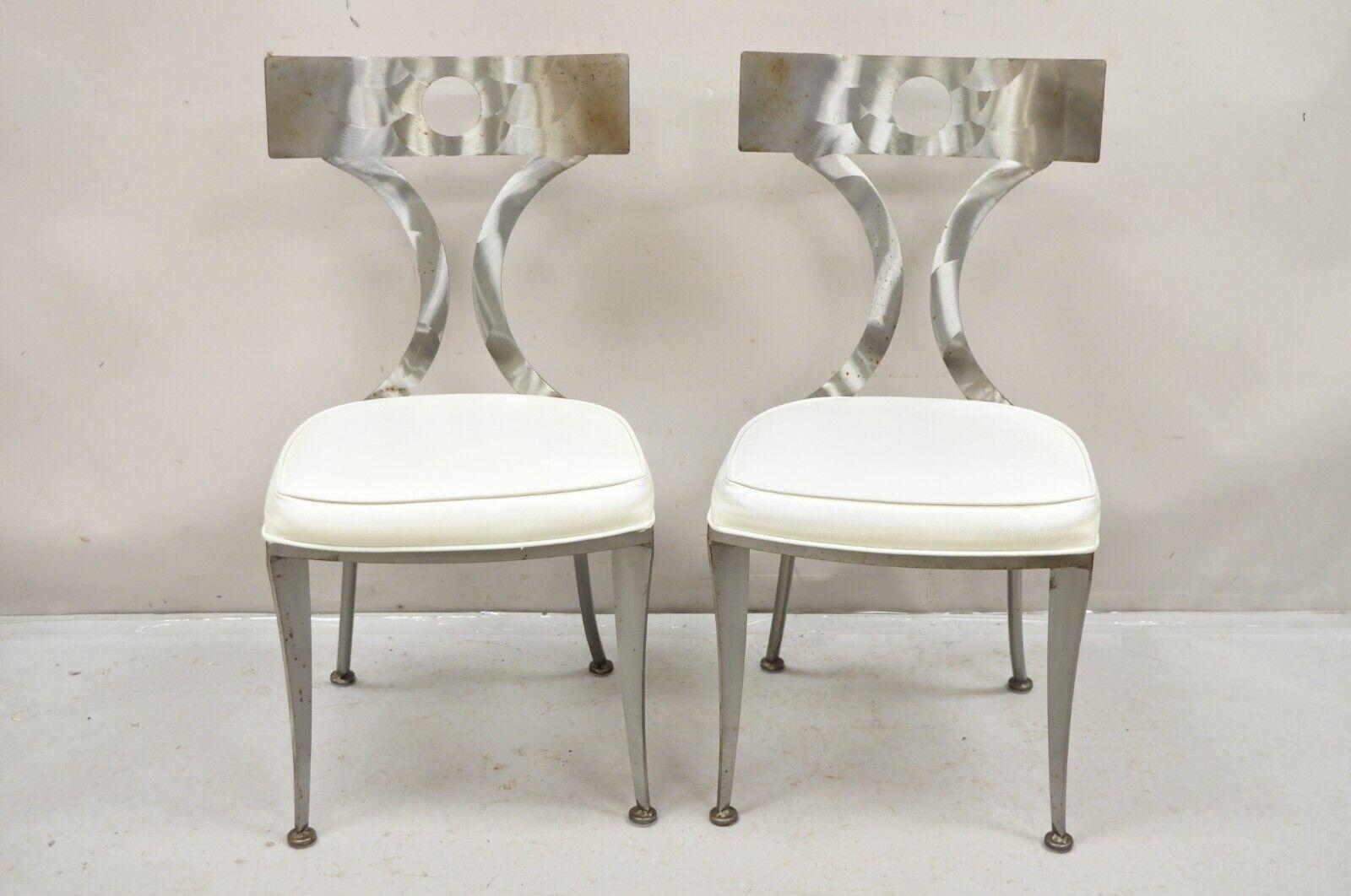 Paar Vintage Shaver Howard gebürstetem Stahl Modern Regency Style Side Chairs. Der Artikel zeichnet sich durch abgewinkelte Klismos-Säbelbeine, skulpturale Rückenlehnen, weiße Vinylpolsterung, Originaletiketten, großen Stil und Form aus. CIRCA