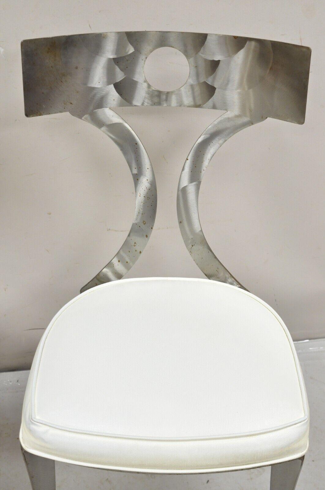 Paar Vintage Shaver Howard Beistellstühle aus gebürstetem Stahl und Metall im modernen Regency-Stil (Moderne) im Angebot