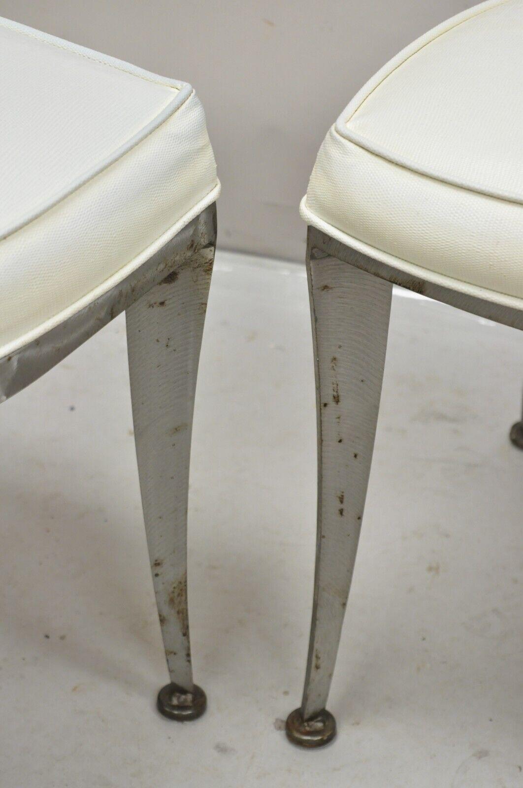 Paar Vintage Shaver Howard Beistellstühle aus gebürstetem Stahl und Metall im modernen Regency-Stil im Zustand „Gut“ im Angebot in Philadelphia, PA