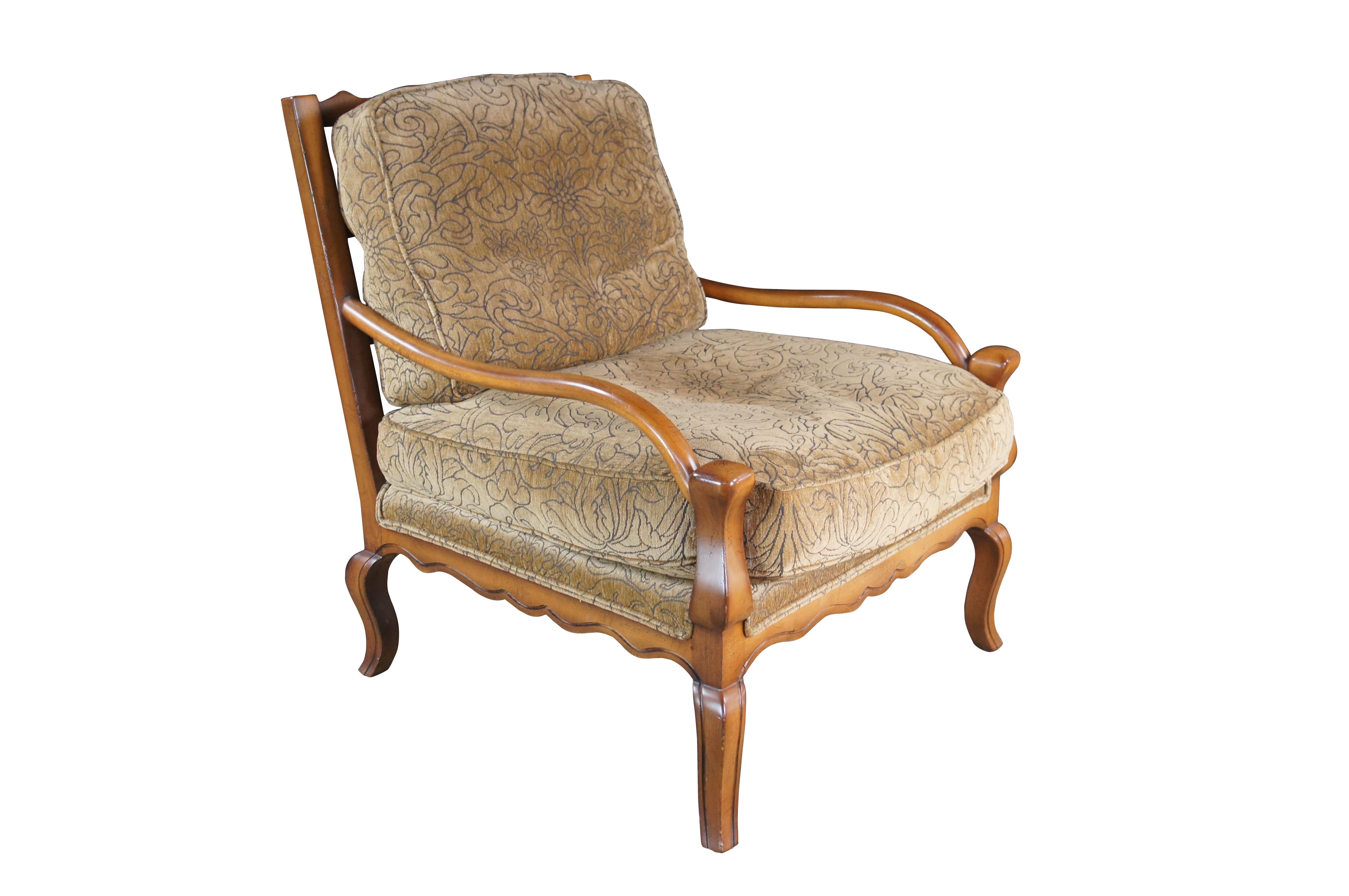 2 Sherrill Sessel aus dem späten 20. Jahrhundert in Übergröße im französischen Stil.  Der Rahmen ist aus Hartholz in Used-Optik gefertigt und verfügt über sanft abfallende Armlehnen, eine Leiterrückenlehne, eine Serpentinenschürze und