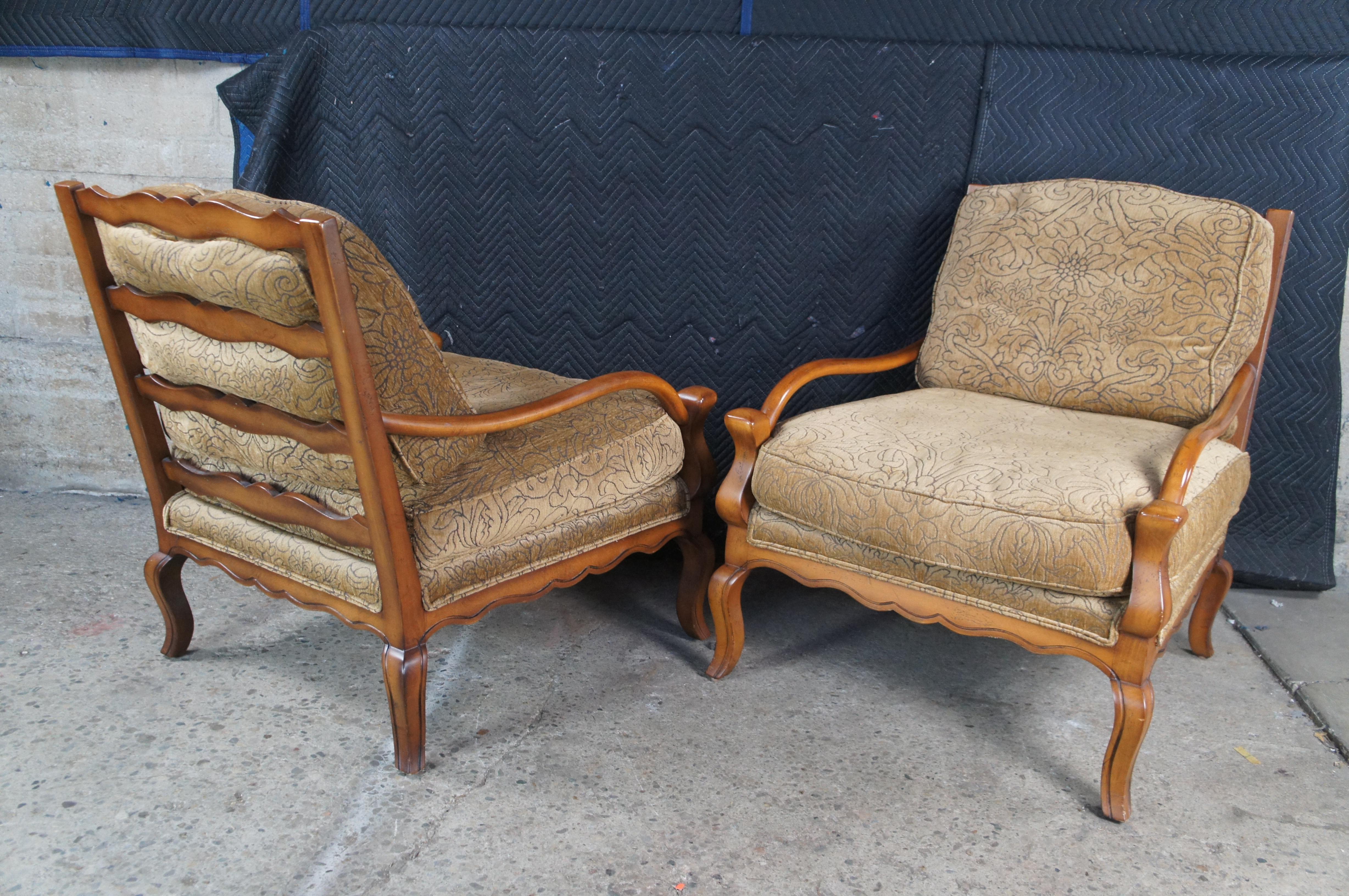 Paar Vintage Sherrill überdimensioniert Französisch Land Eiche Leiter zurück Lounge Arm Stühle (Stoff) im Angebot