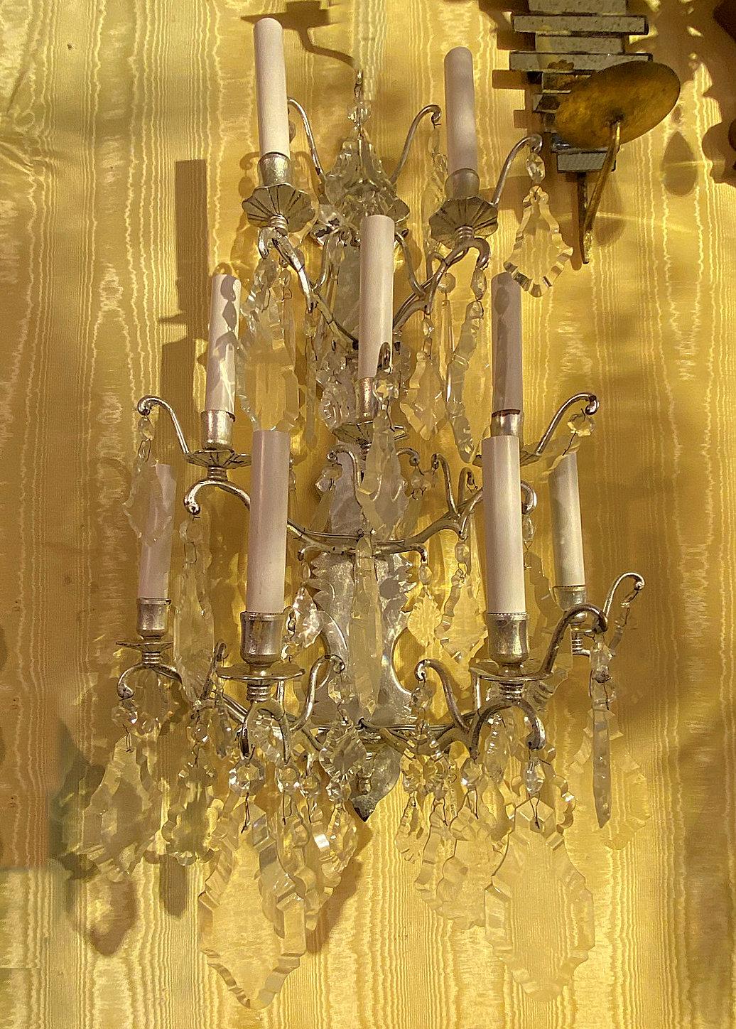 Exceptionnelle paire d'appliques murales vintage du milieu du siècle, fabriquées en bronze avec une finition argentée dans le style de la Belle Époque française, avec neuf bougeoirs électrifiés sur trois niveaux.  Chacune mesure 26 x 18 x 8 pouces,