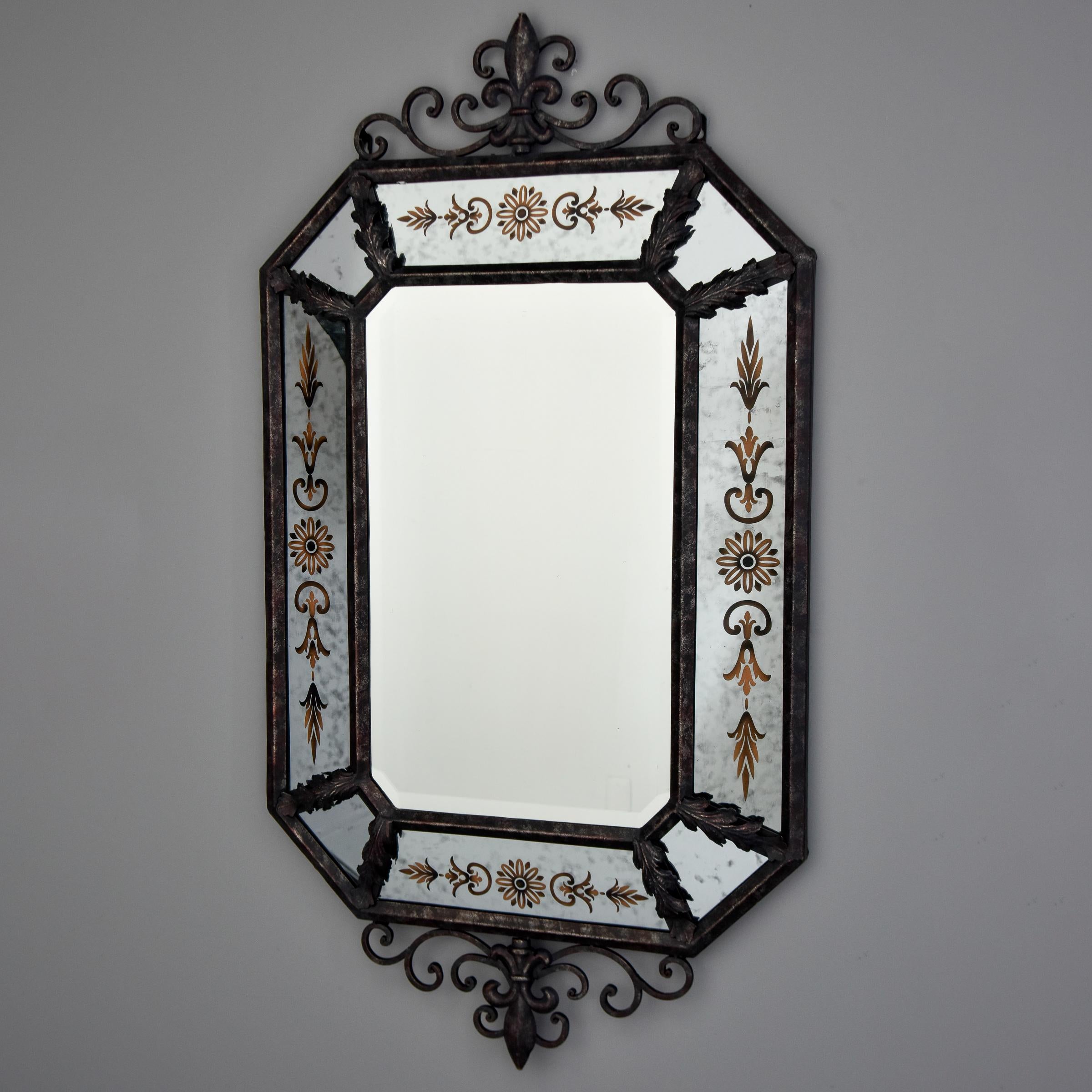 Pair Vintage Spanisch Eisen gerahmt Spiegel mit dekorativen Details gemalt im Zustand „Gut“ im Angebot in Troy, MI