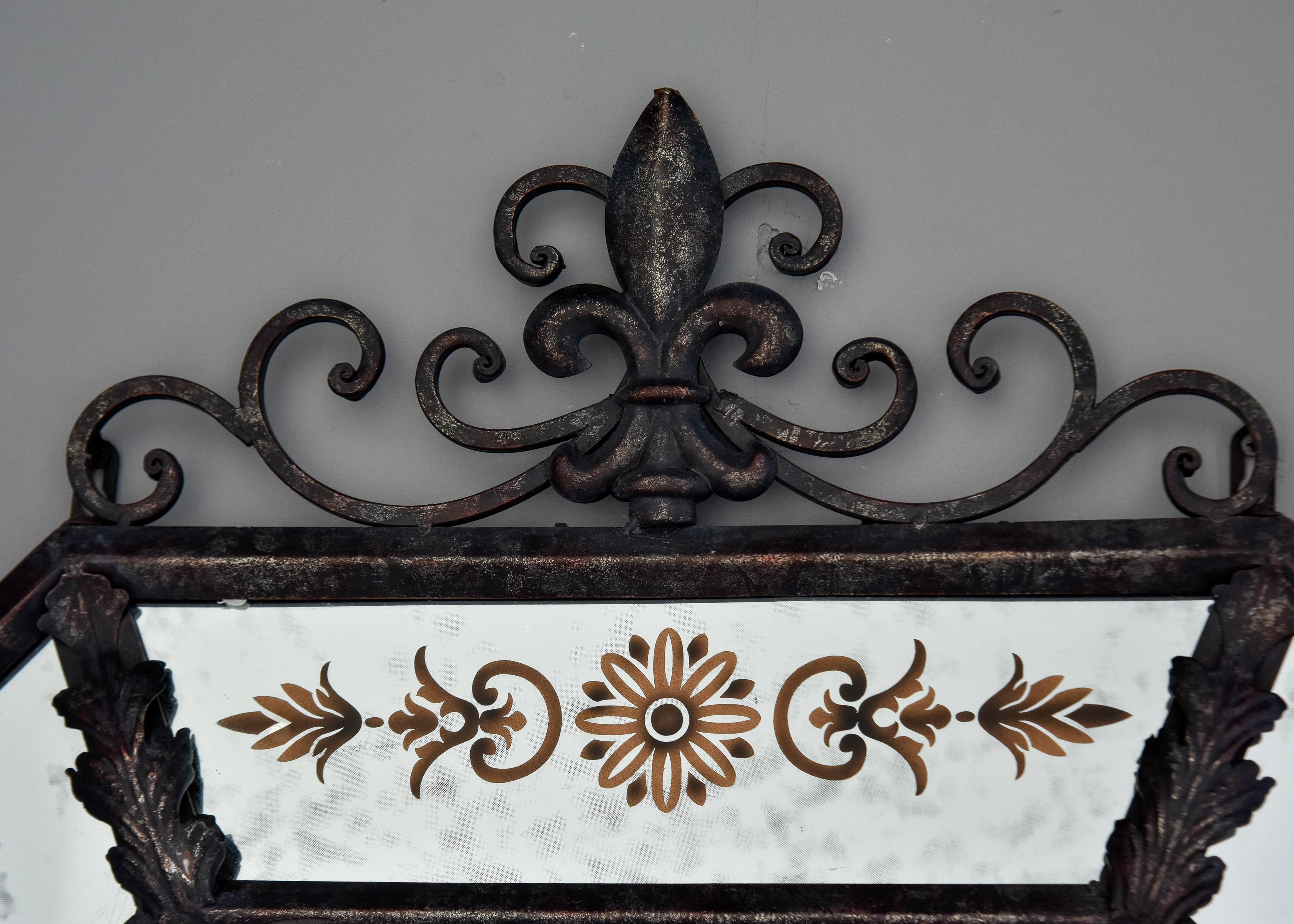 Pair Vintage Spanisch Eisen gerahmt Spiegel mit dekorativen Details gemalt (Metall) im Angebot
