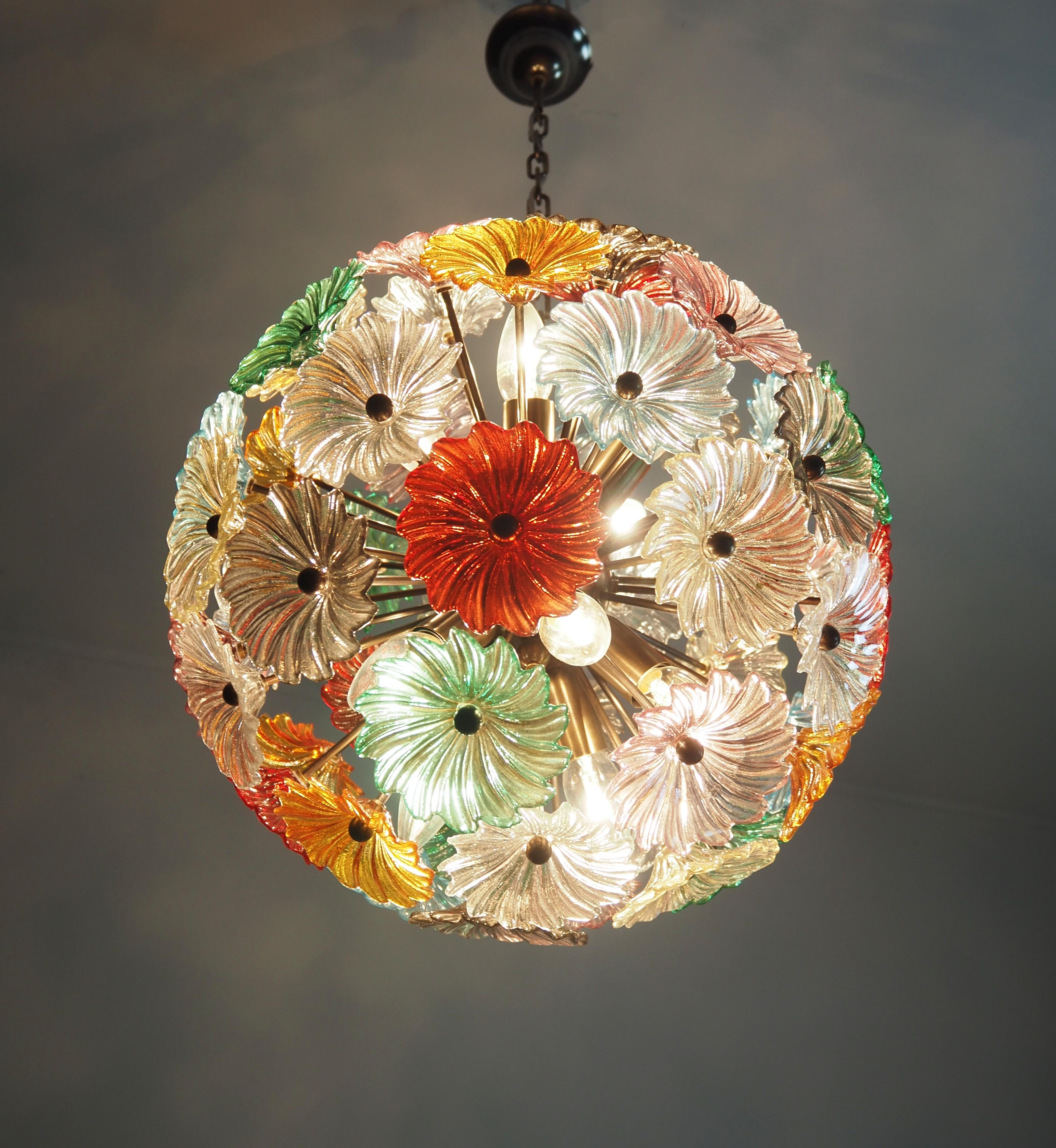 Paire de chandeliers Sputnik en cristal italien vintage de l'âge de l'espace, composés de 51 verres multicolores et montés sur une monture en métal bruni. Objet d'éclairage Elegant.
Période : fin du XXe siècle
Dimensions : 39 pouces (100 cm) de