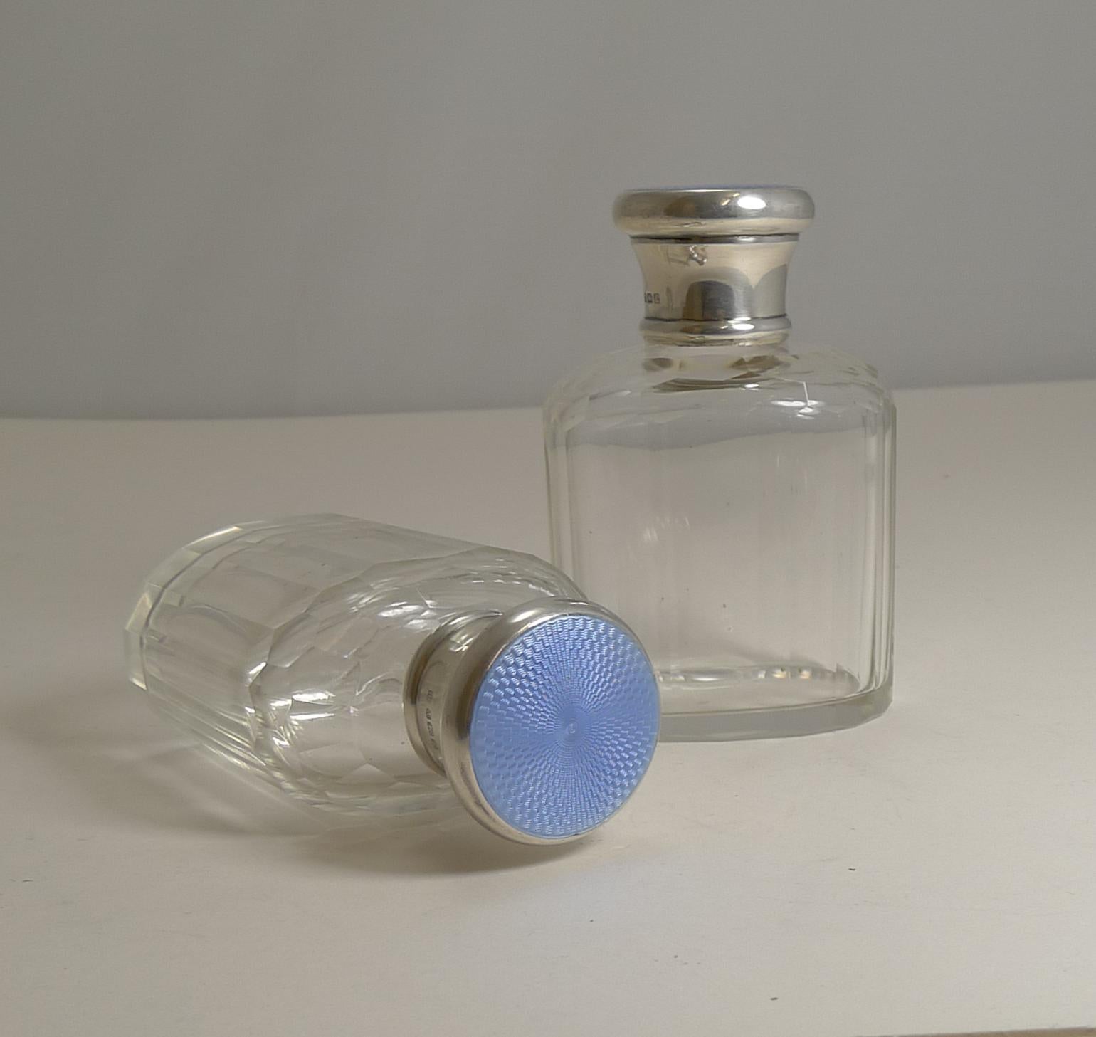 Ein wunderschönes Paar passender Parfümflaschen aus geschliffenem Kristall ohne Beschädigung. Die Schraubverschlüsse sind aus englischem Sterlingsilber gefertigt und mit einer Punze für Birmingham 1924 sowie den Initialen des Herstellers Charles